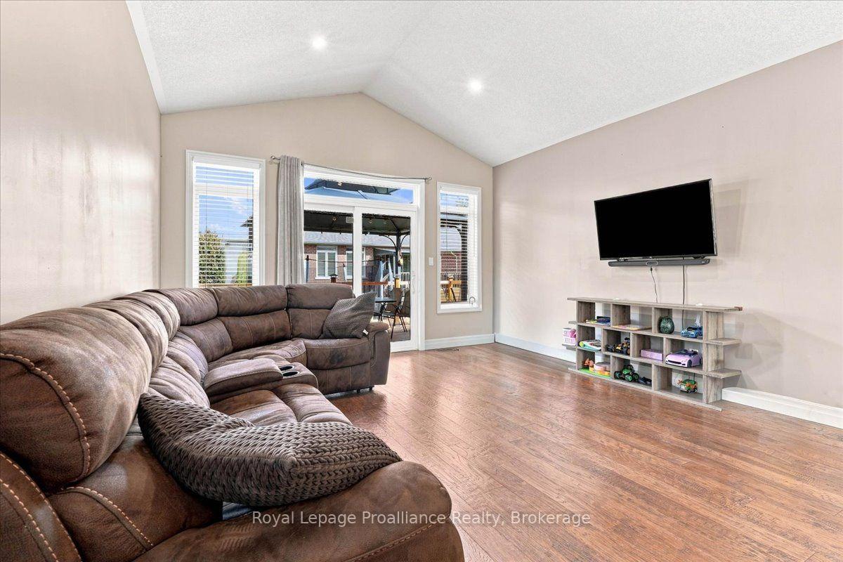 Photo 16 of 54 Cavendish Drive, Belleville, Thurlow Ward — HOMEH