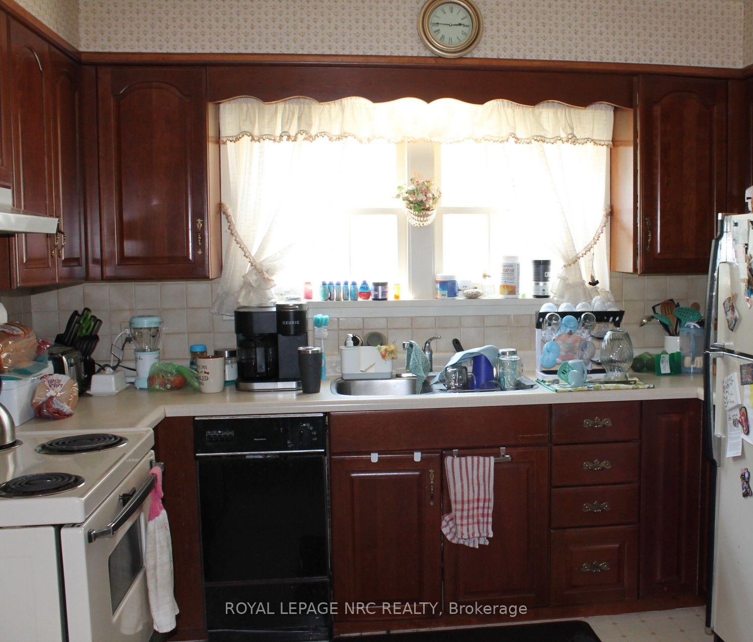 Photo 10 of 19 Lakeshore Road, Port Colborne, Sugarloaf — HOMEH