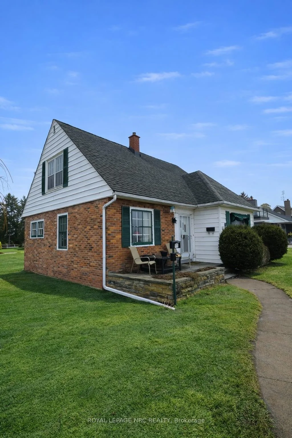 Photo 3 of 19 Lakeshore Road, Port Colborne, Sugarloaf — HOMEH
