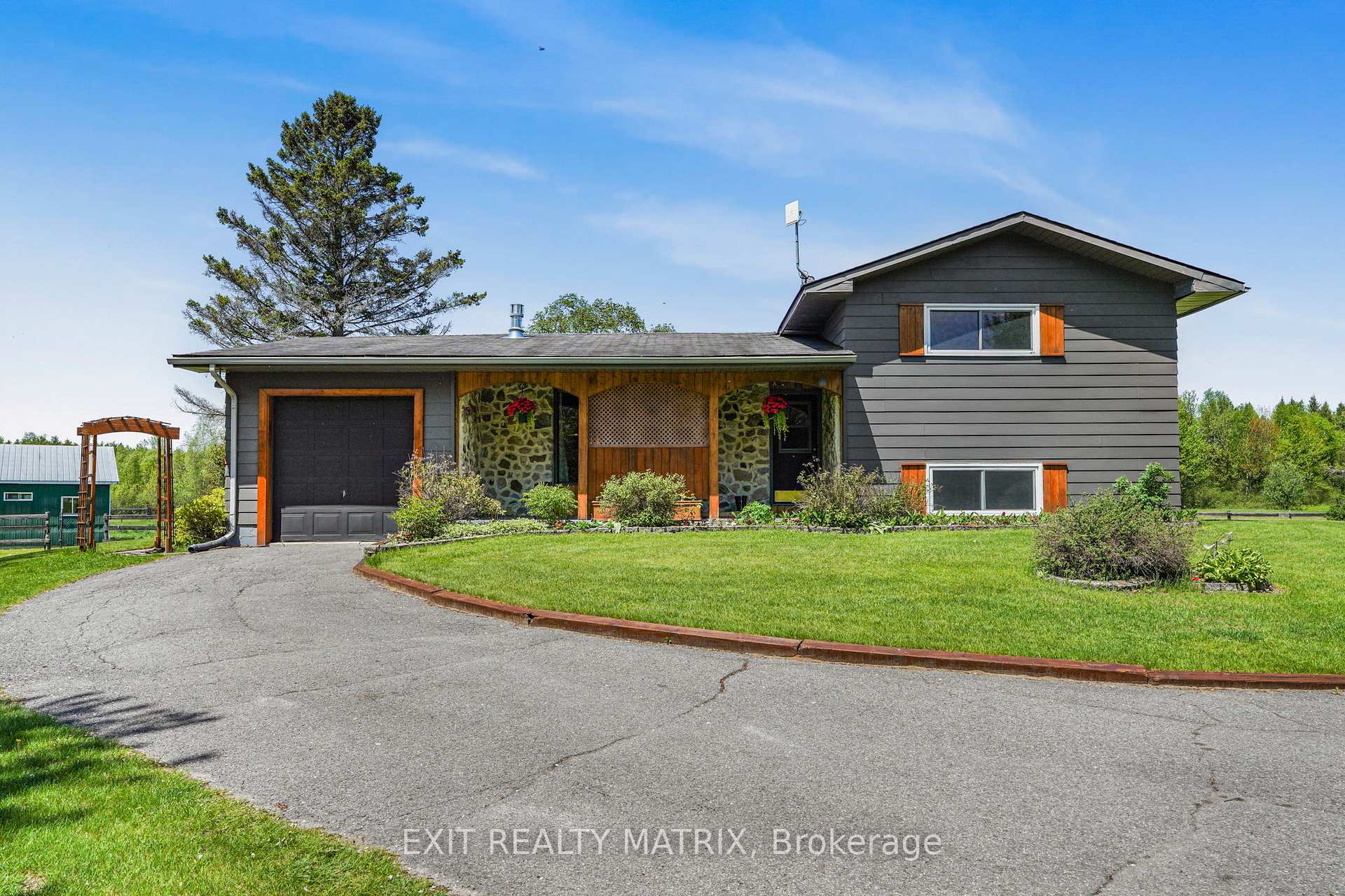 Photo of 6416 Saumure Road