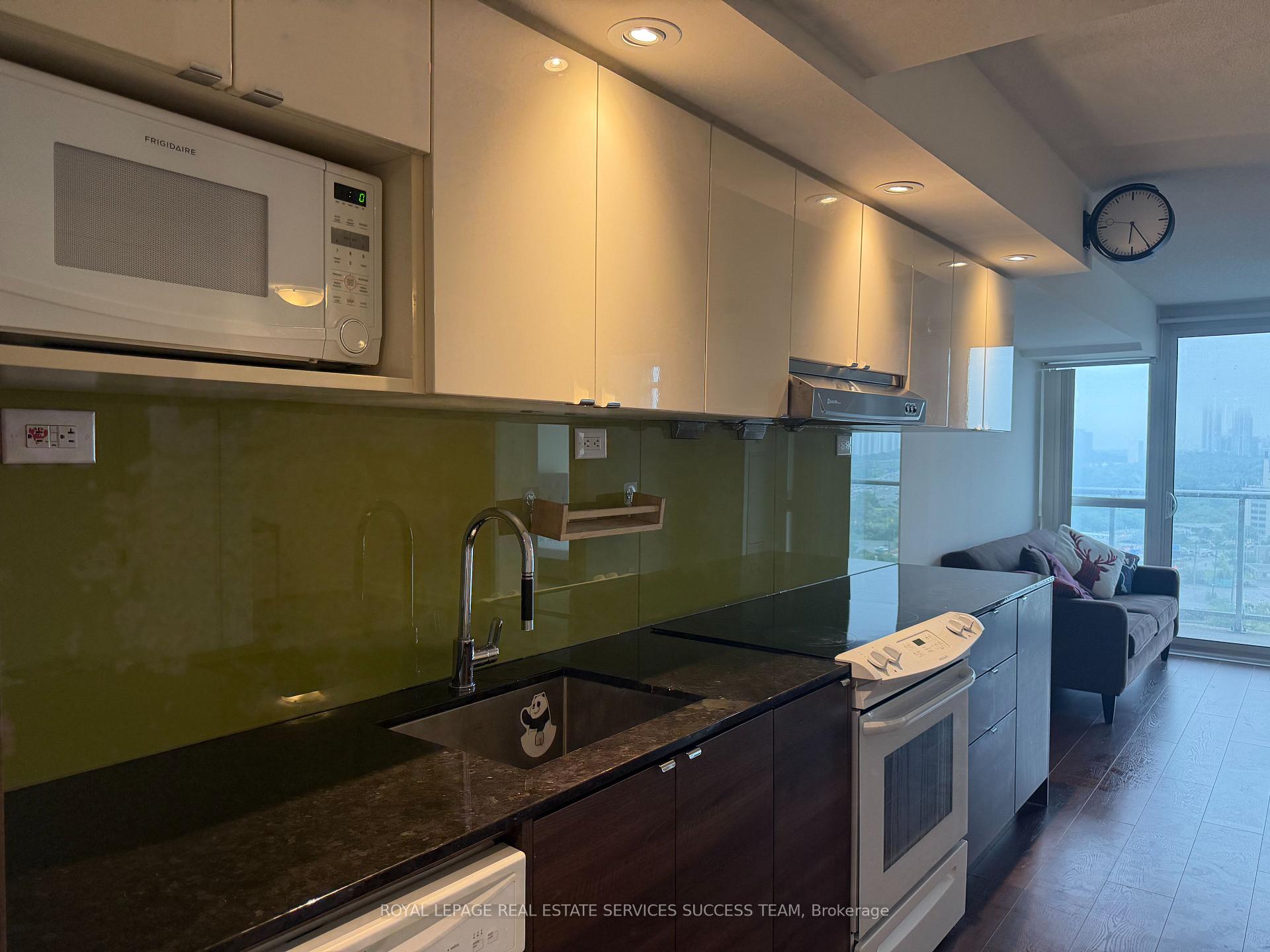 Photo 3 of Unit 1705, 121 Mcmahon Drive, North York, Bayview Village — HOMEH