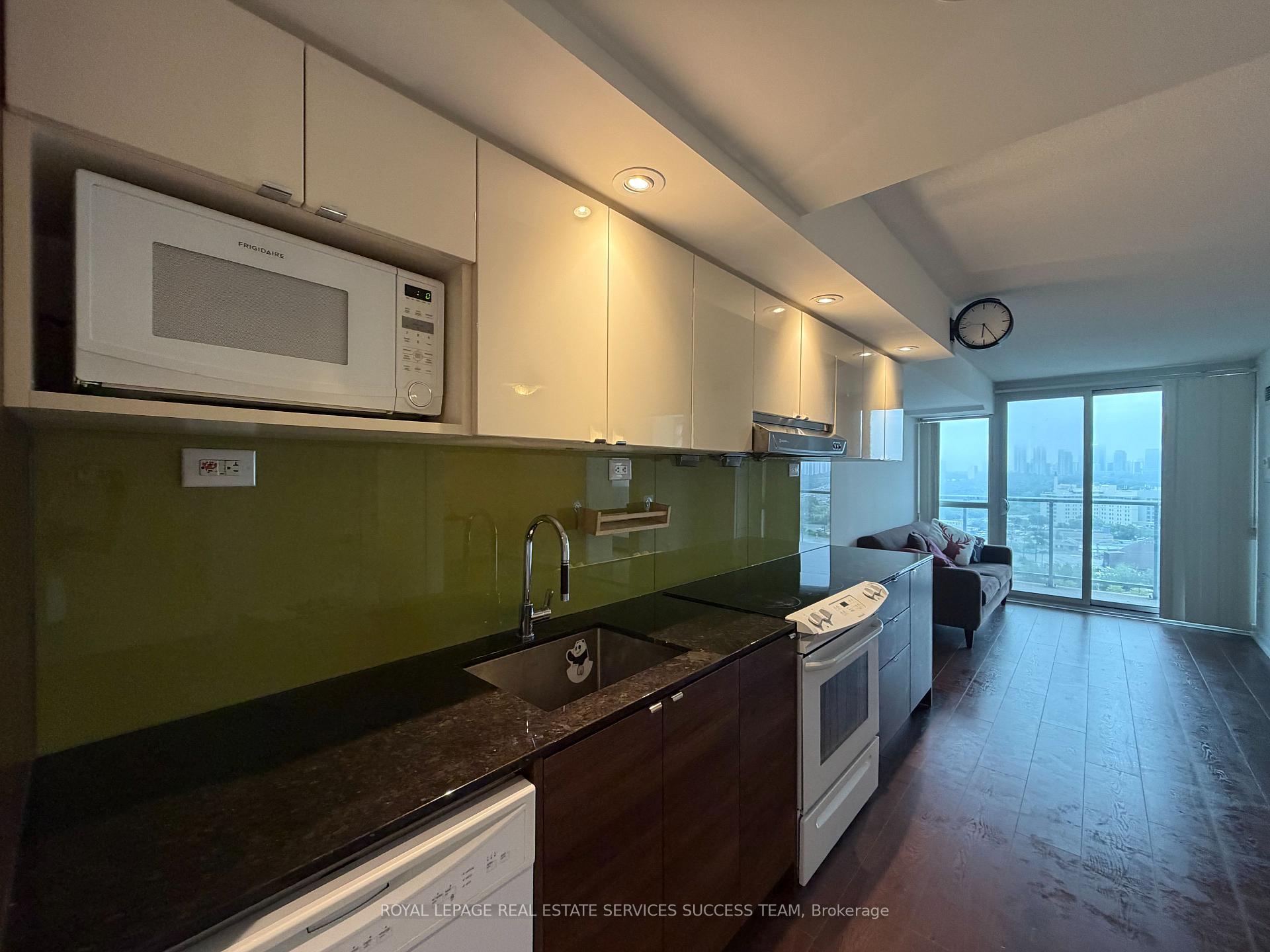 Photo 4 of Unit 1705, 121 Mcmahon Drive, North York, Bayview Village — HOMEH