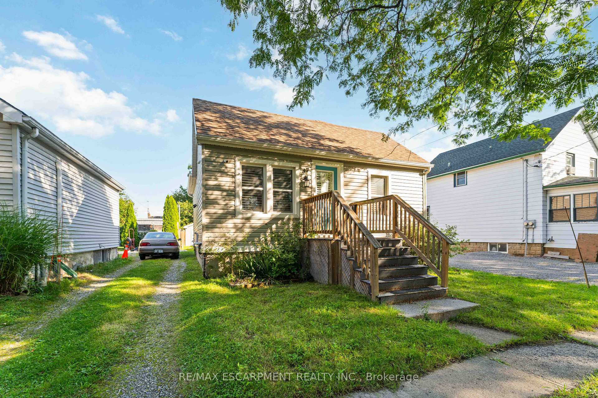 Photo 2 of 37 Maplecrest Avenue, St. Catharines, Burleigh Hill — HOMEH