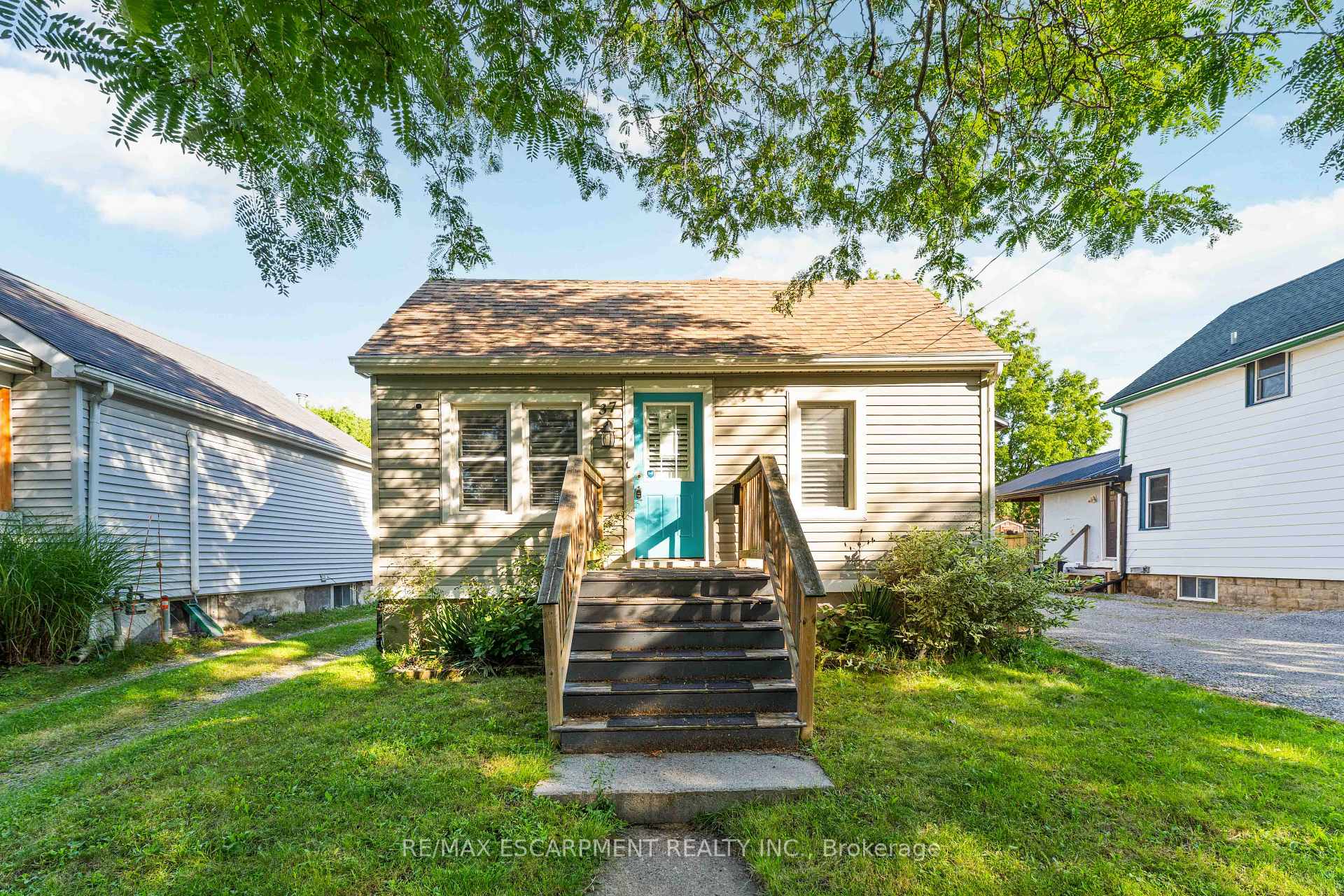 Photo 3 of 37 Maplecrest Avenue, St. Catharines, Burleigh Hill — HOMEH
