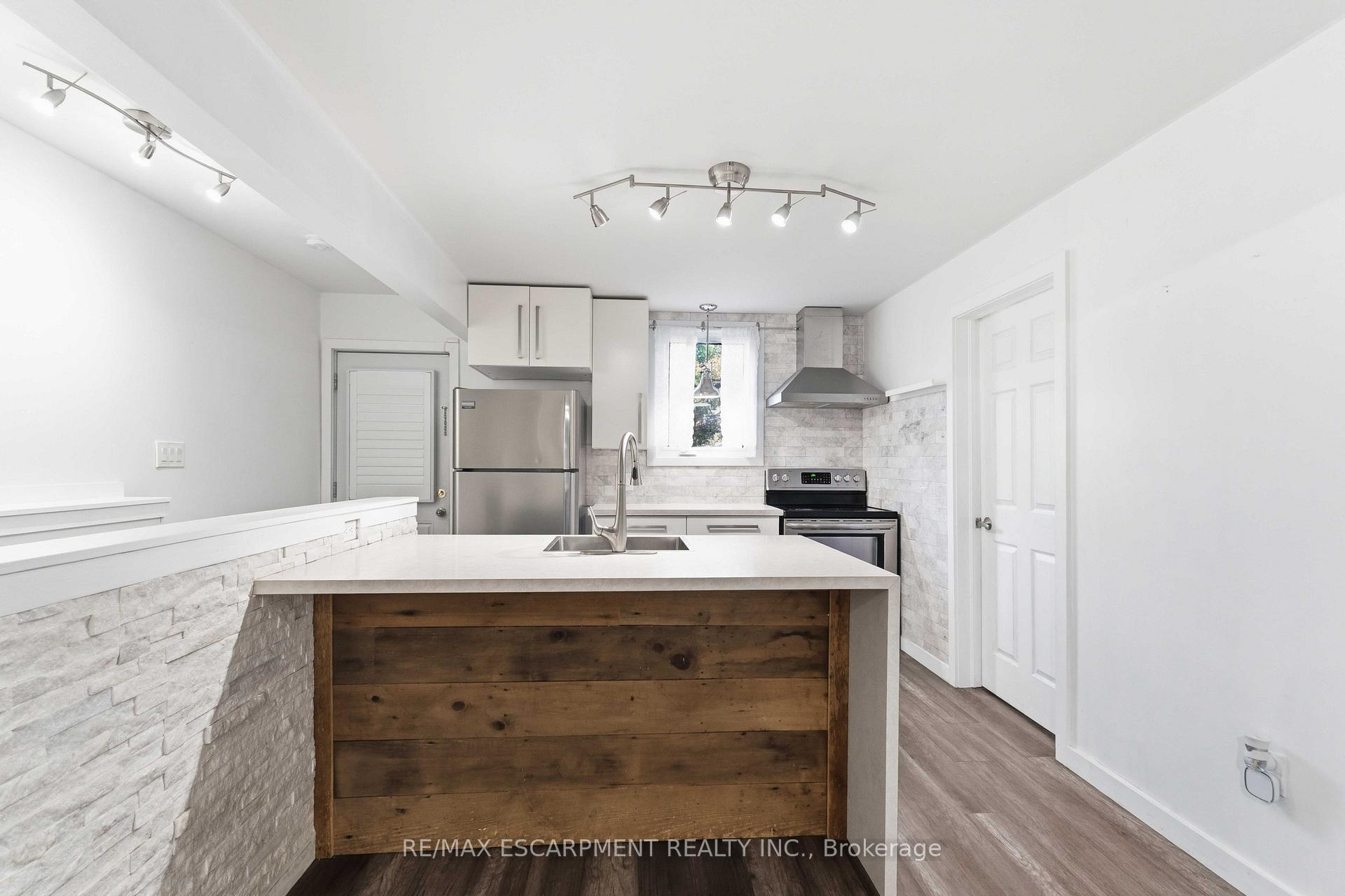 Photo 10 of 37 Maplecrest Avenue, St. Catharines, Burleigh Hill — HOMEH