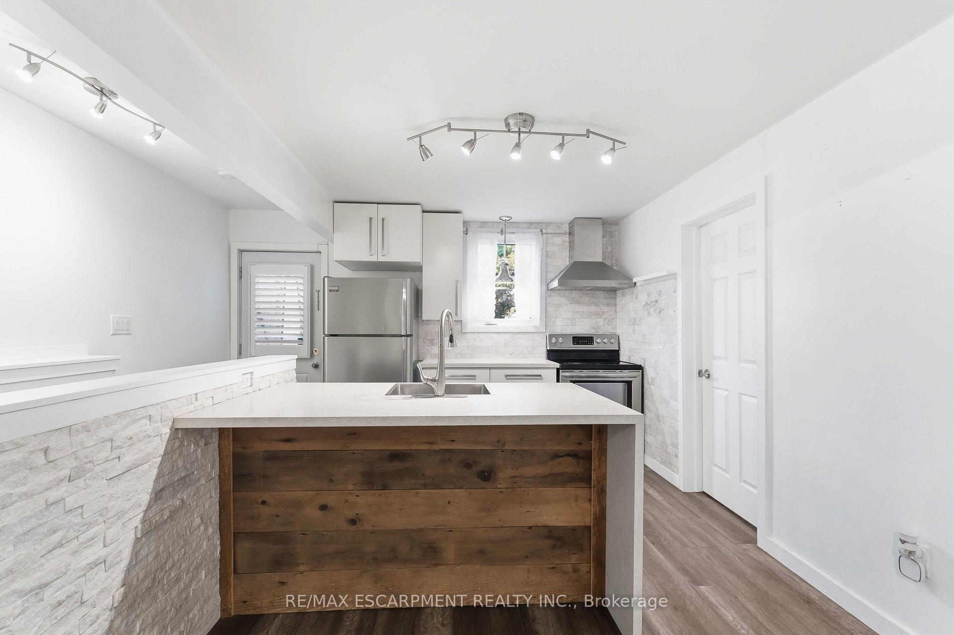 Photo 11 of 37 Maplecrest Avenue, St. Catharines, Burleigh Hill — HOMEH