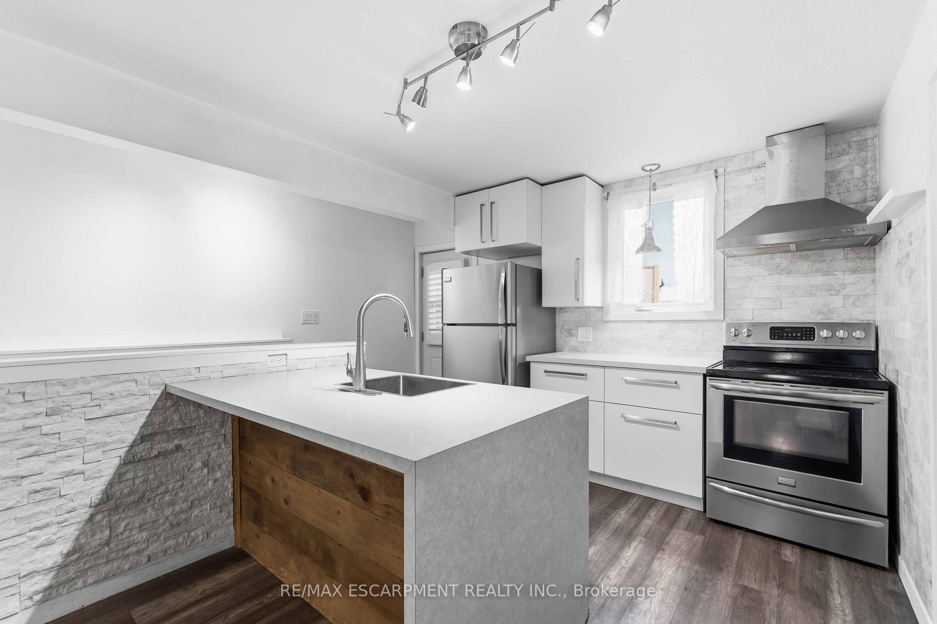 Photo 12 of 37 Maplecrest Avenue, St. Catharines, Burleigh Hill — HOMEH