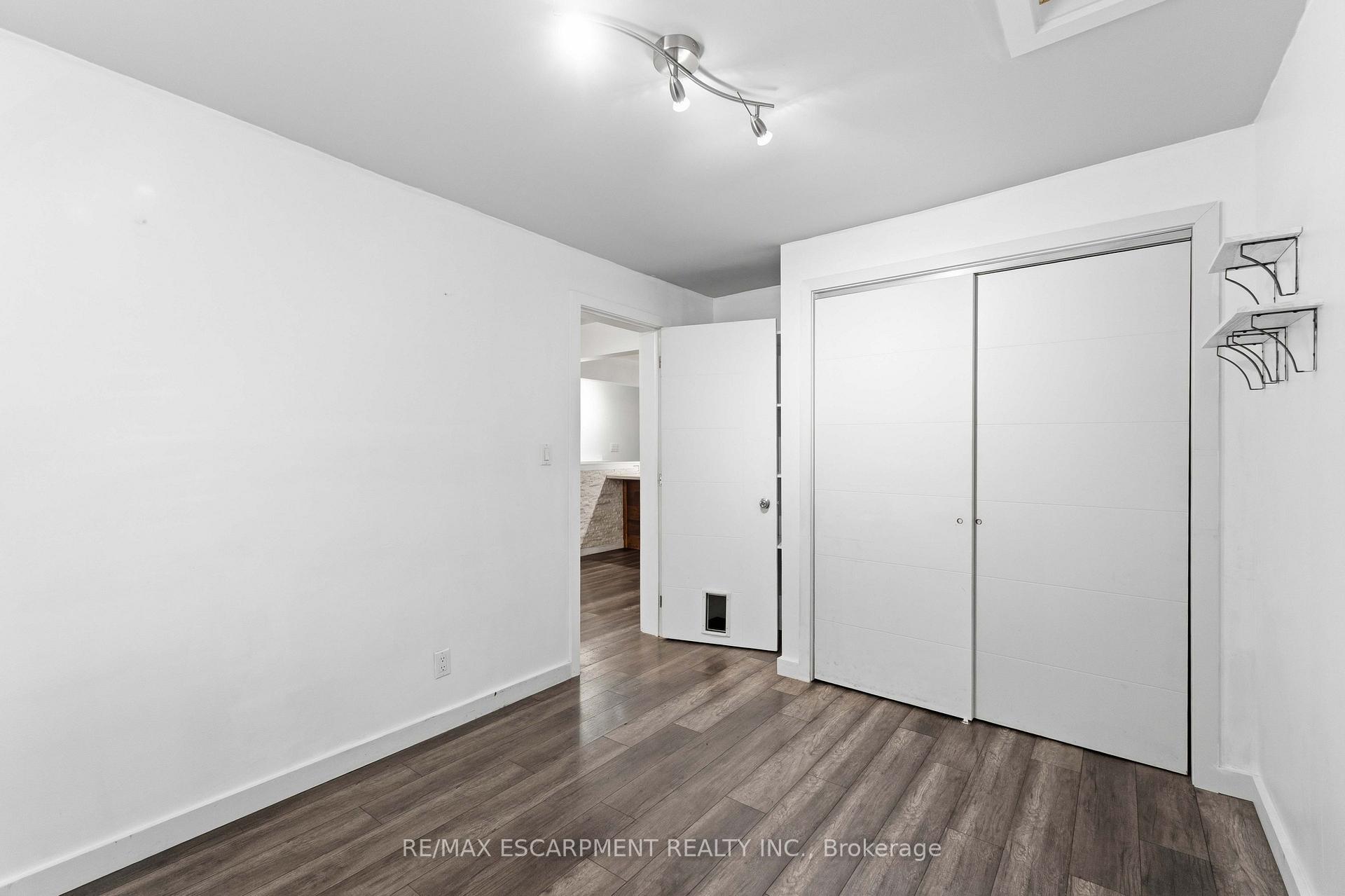 Photo 14 of 37 Maplecrest Avenue, St. Catharines, Burleigh Hill — HOMEH