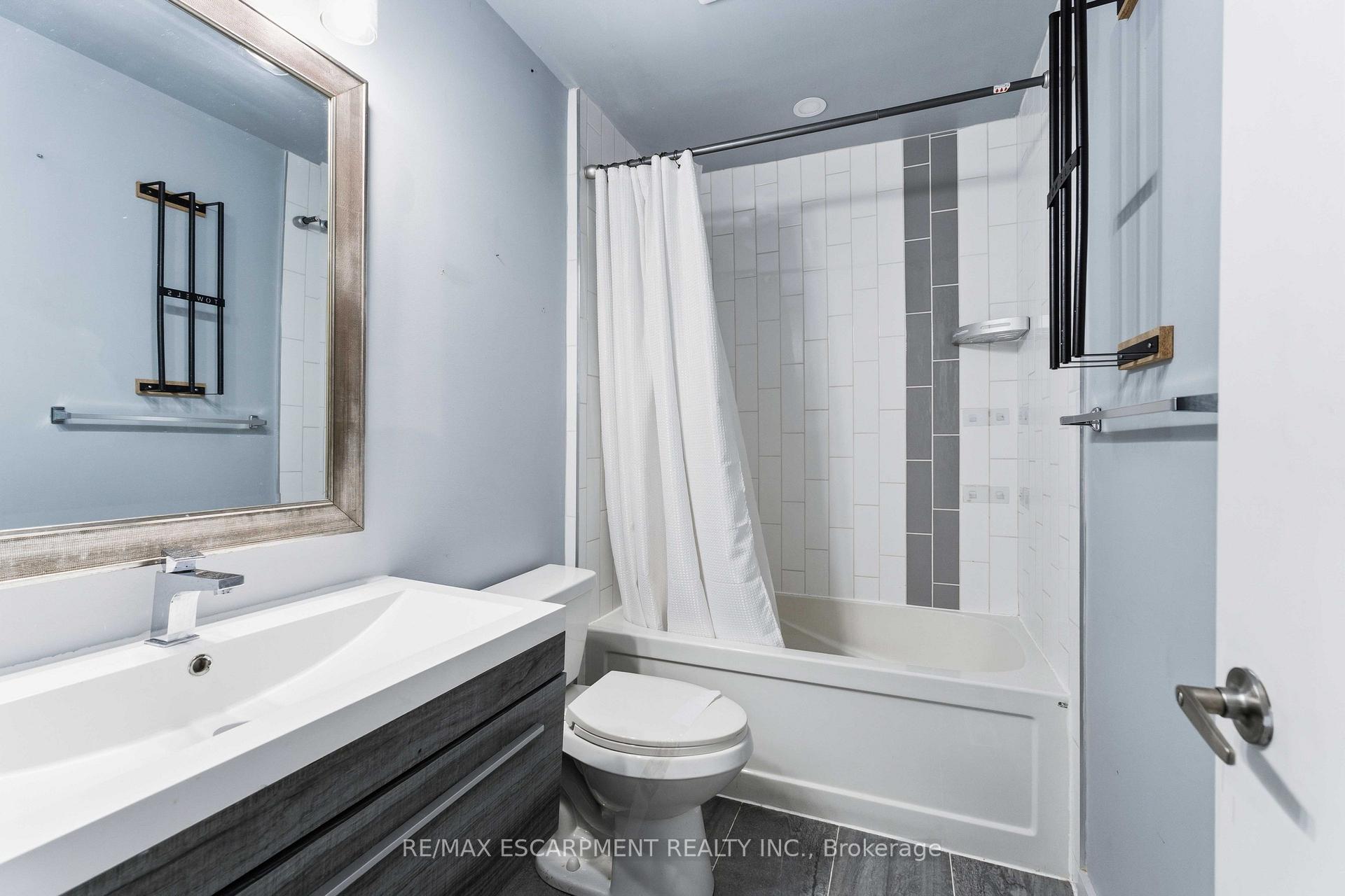 Photo 15 of 37 Maplecrest Avenue, St. Catharines, Burleigh Hill — HOMEH