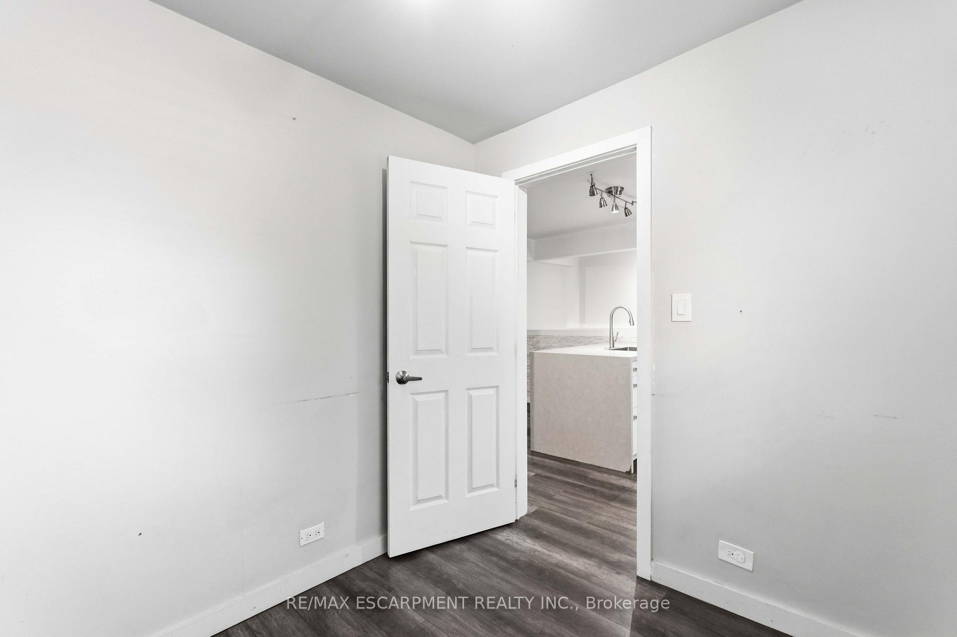 Photo 17 of 37 Maplecrest Avenue, St. Catharines, Burleigh Hill — HOMEH