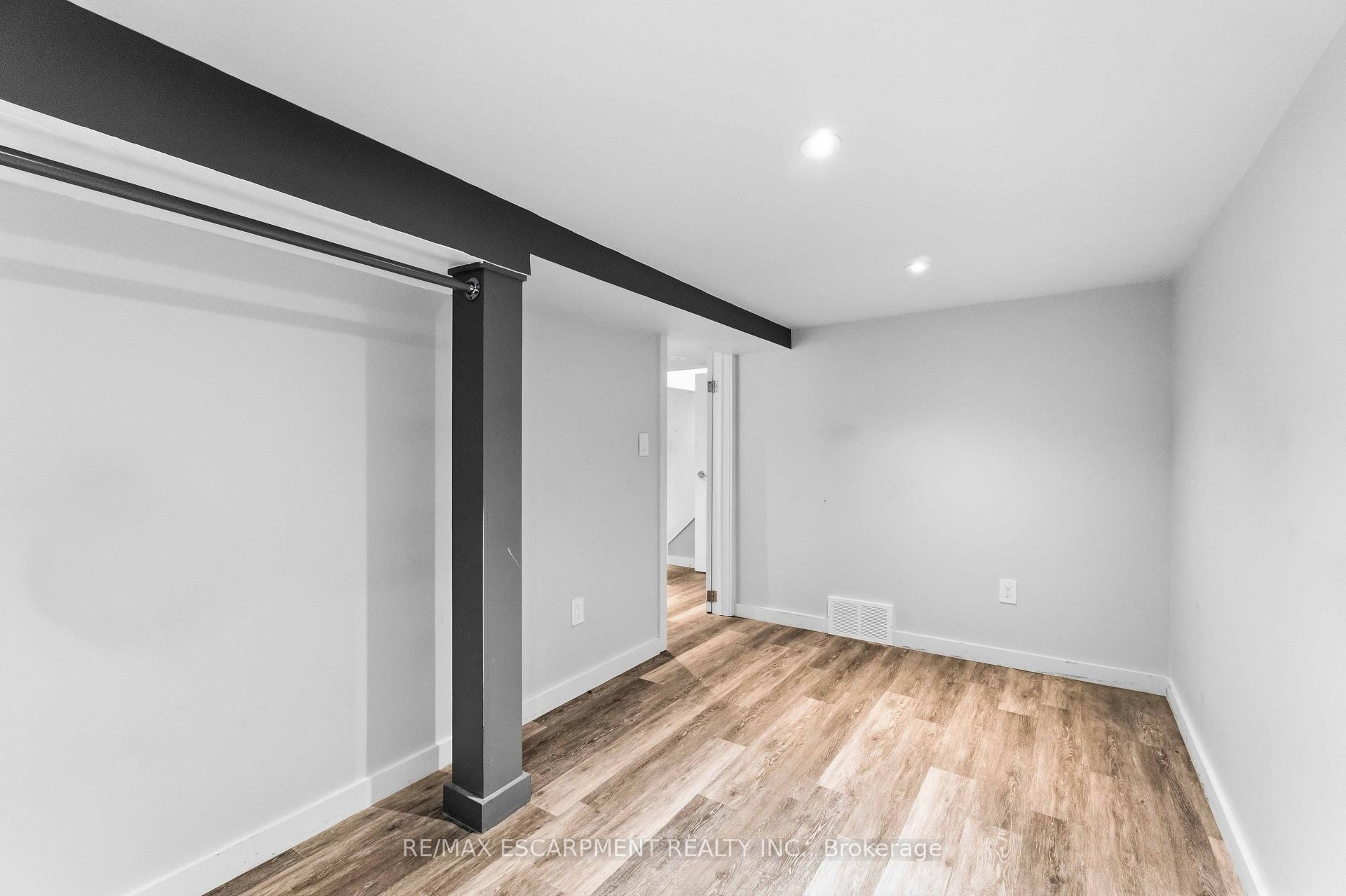 Photo 21 of 37 Maplecrest Avenue, St. Catharines, Burleigh Hill — HOMEH
