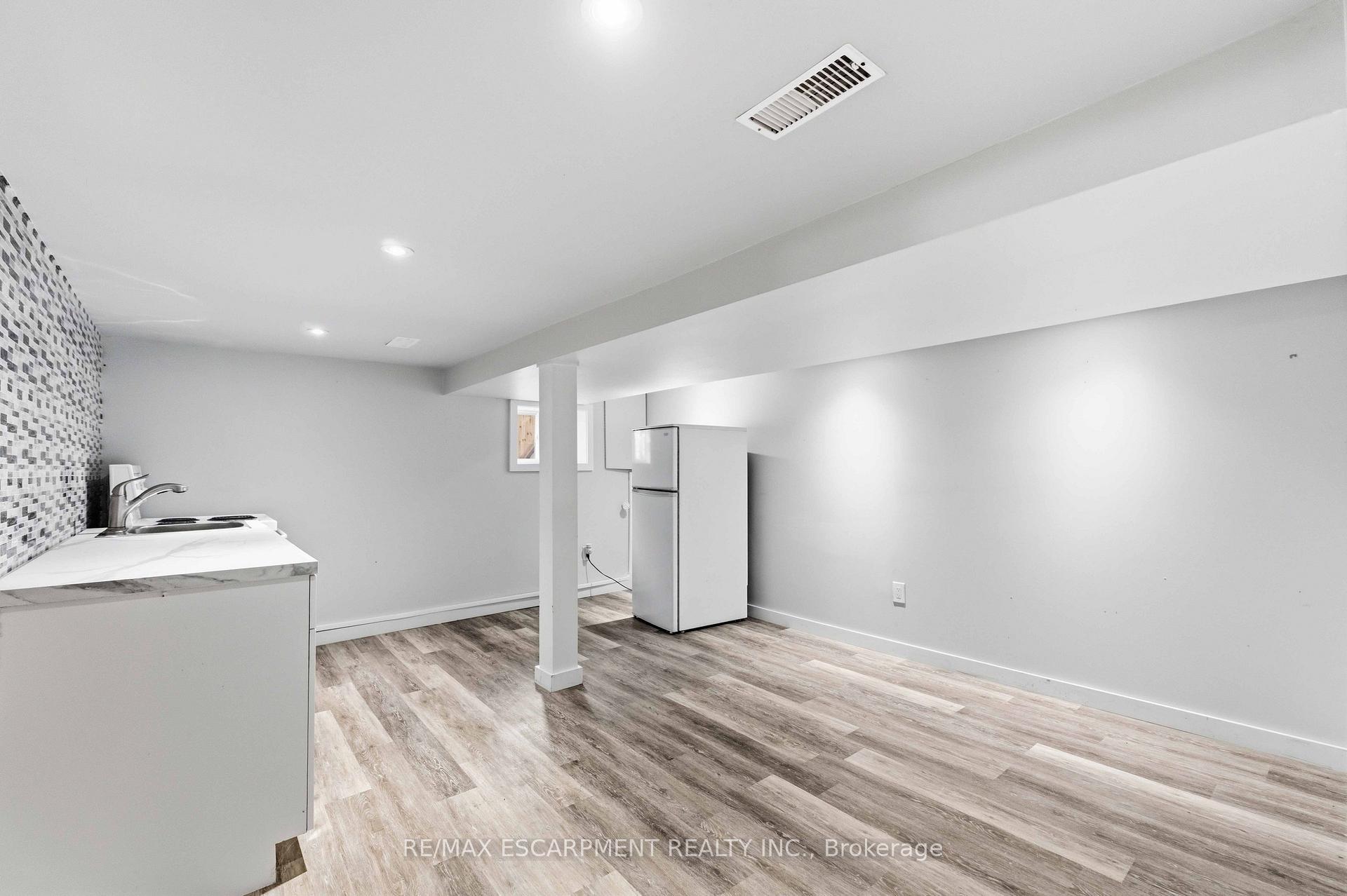 Photo 23 of 37 Maplecrest Avenue, St. Catharines, Burleigh Hill — HOMEH