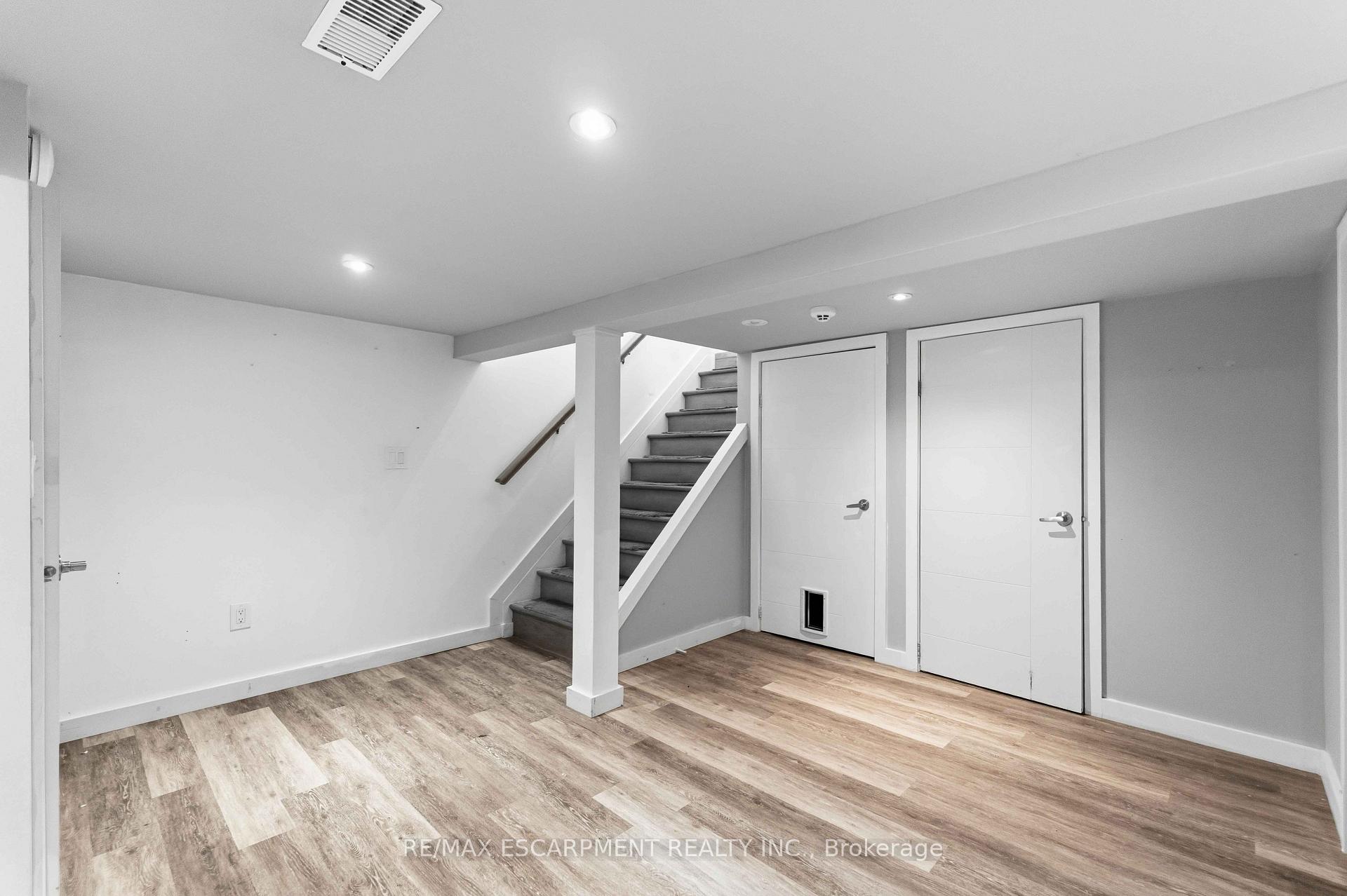 Photo 25 of 37 Maplecrest Avenue, St. Catharines, Burleigh Hill — HOMEH