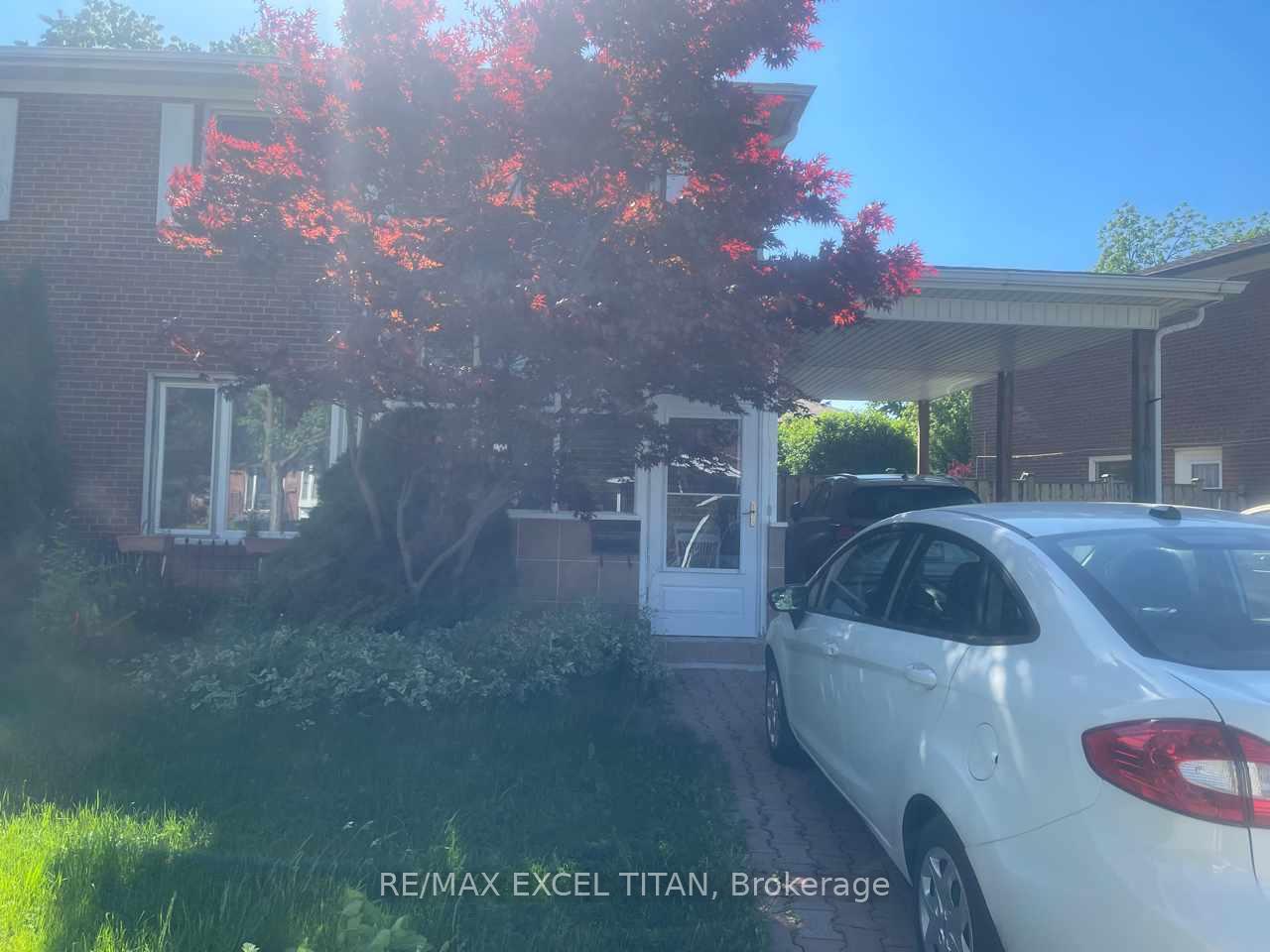 Photo 2 of 35 Cairnside Crescent, North York, Pleasant View — HOMEH