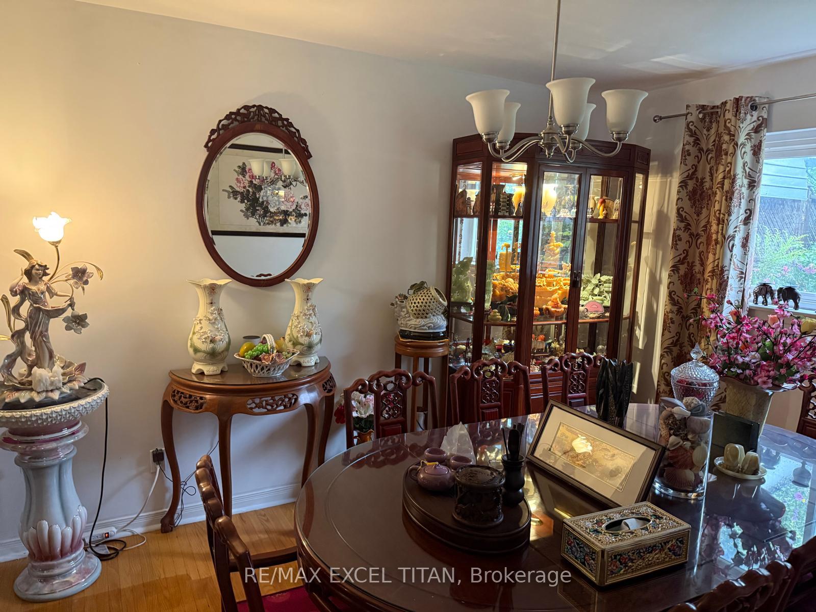 Photo 3 of 35 Cairnside Crescent, North York, Pleasant View — HOMEH