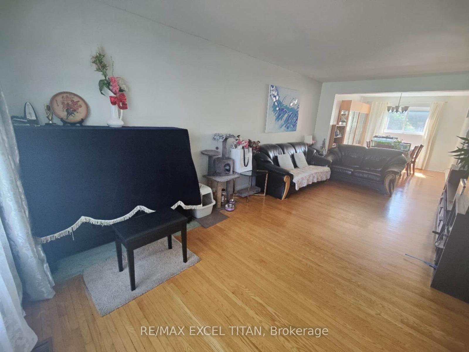 Photo 7 of 35 Cairnside Crescent, North York, Pleasant View — HOMEH