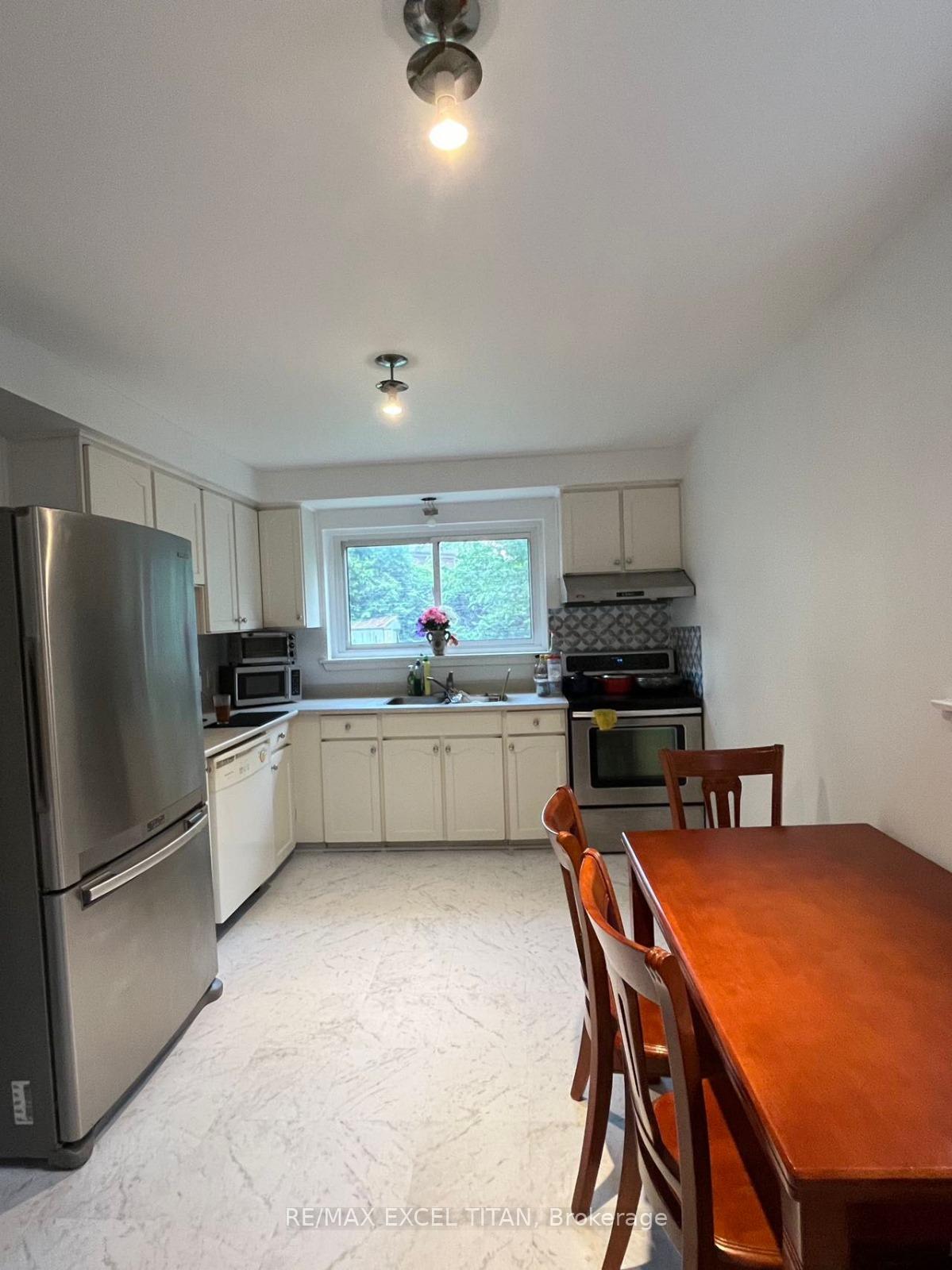 Photo 8 of 35 Cairnside Crescent, North York, Pleasant View — HOMEH
