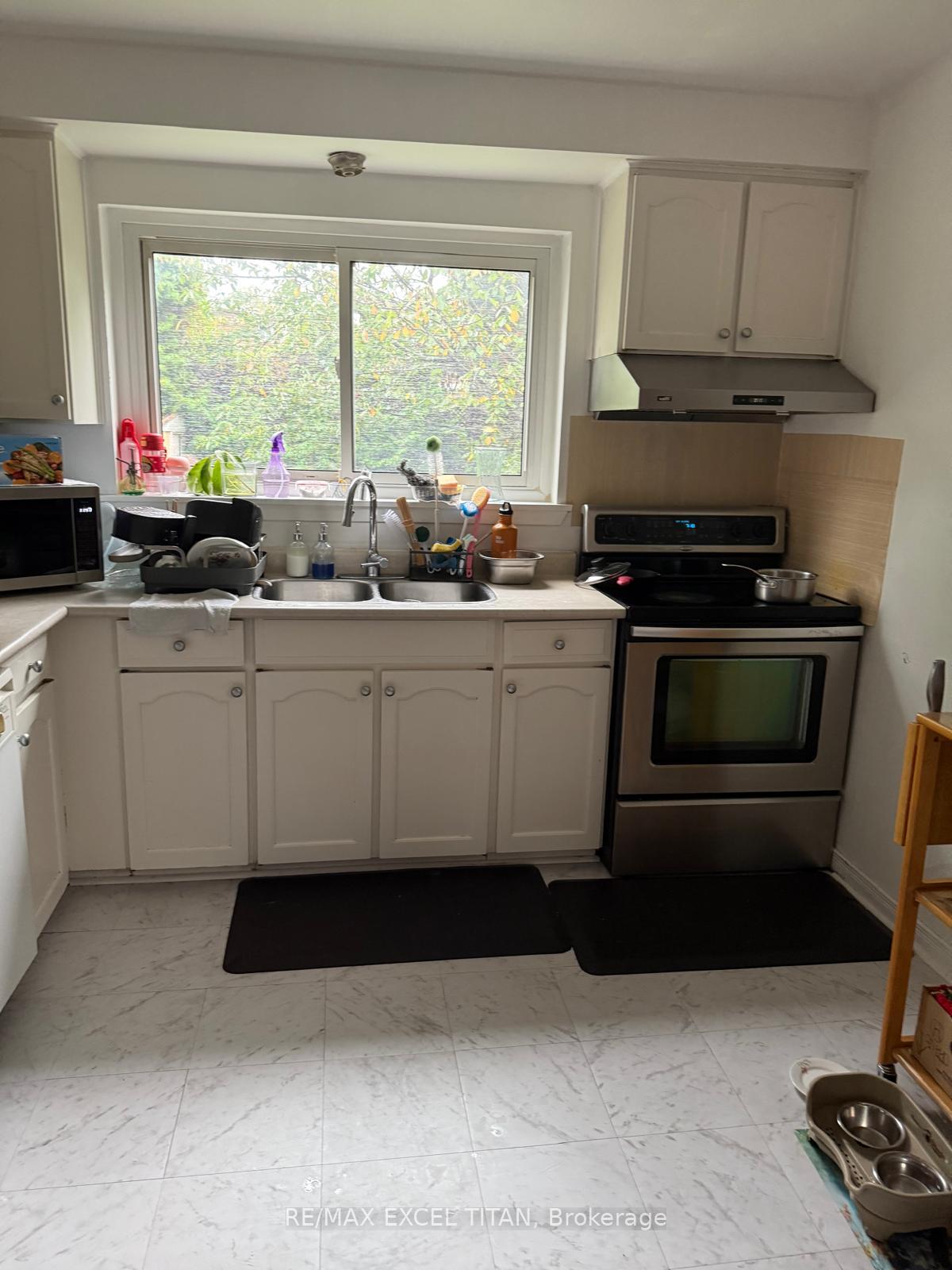 Photo 9 of 35 Cairnside Crescent, North York, Pleasant View — HOMEH