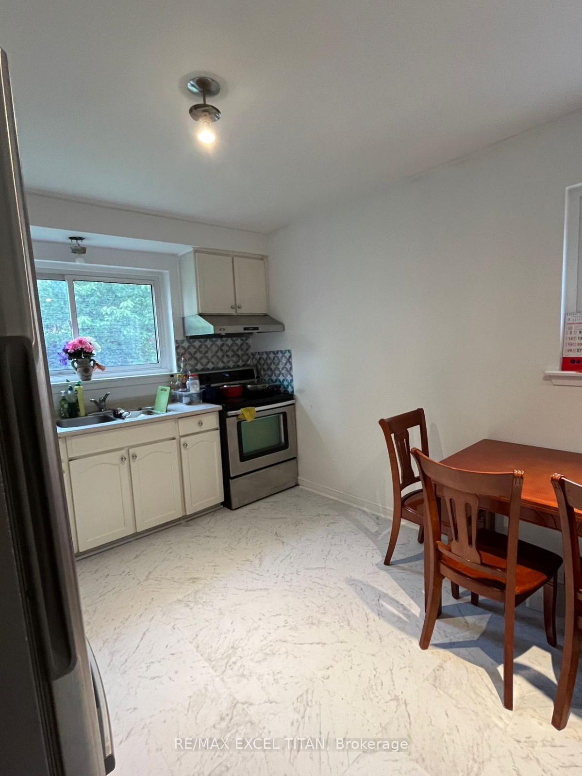 Photo 10 of 35 Cairnside Crescent, North York, Pleasant View — HOMEH