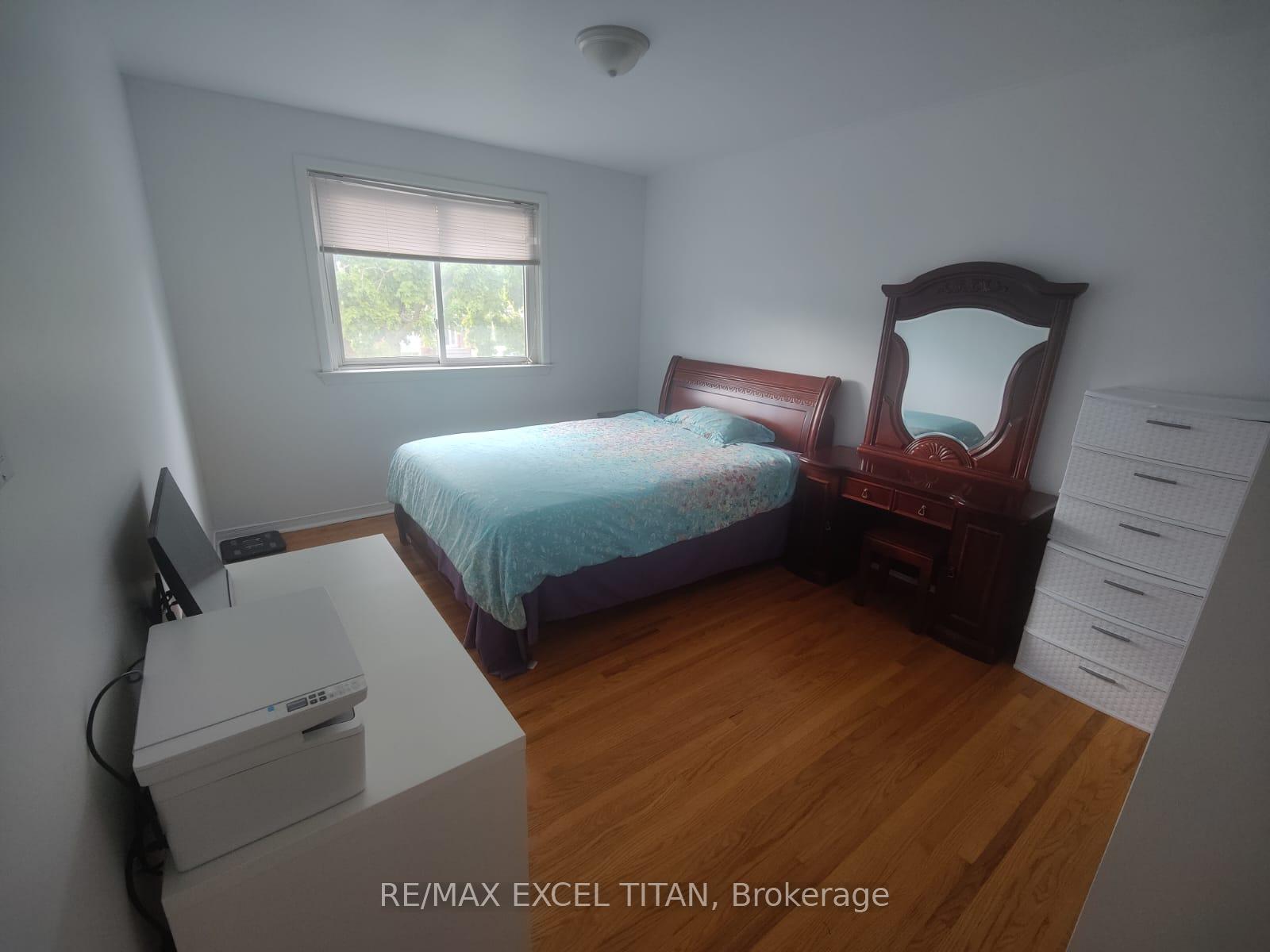 Photo 11 of 35 Cairnside Crescent, North York, Pleasant View — HOMEH