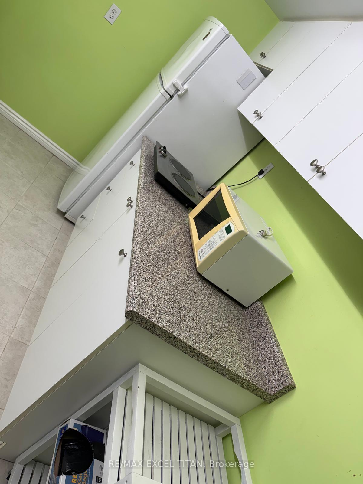 Photo 21 of 35 Cairnside Crescent, North York, Pleasant View — HOMEH