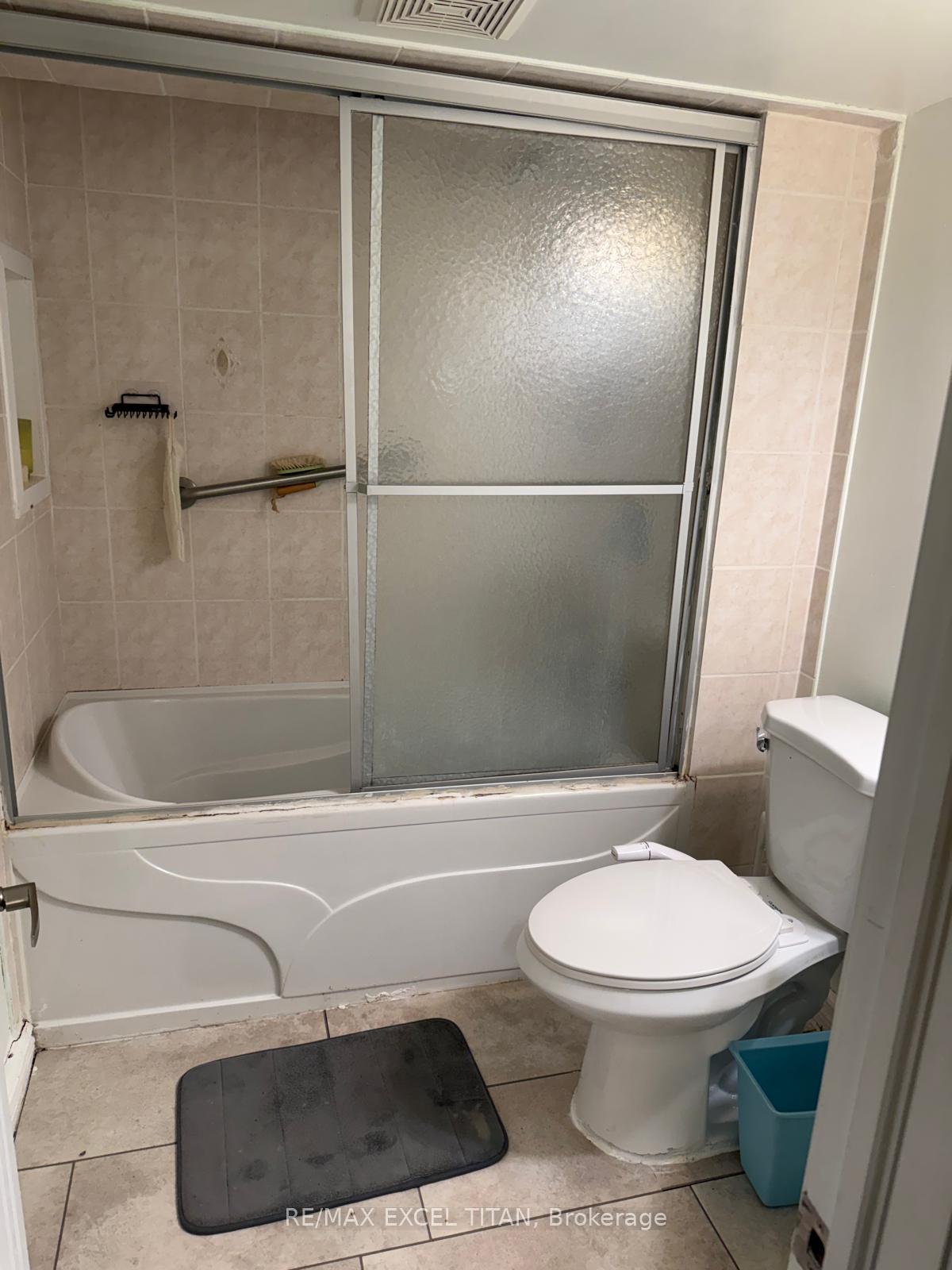 Photo 25 of 35 Cairnside Crescent, North York, Pleasant View — HOMEH