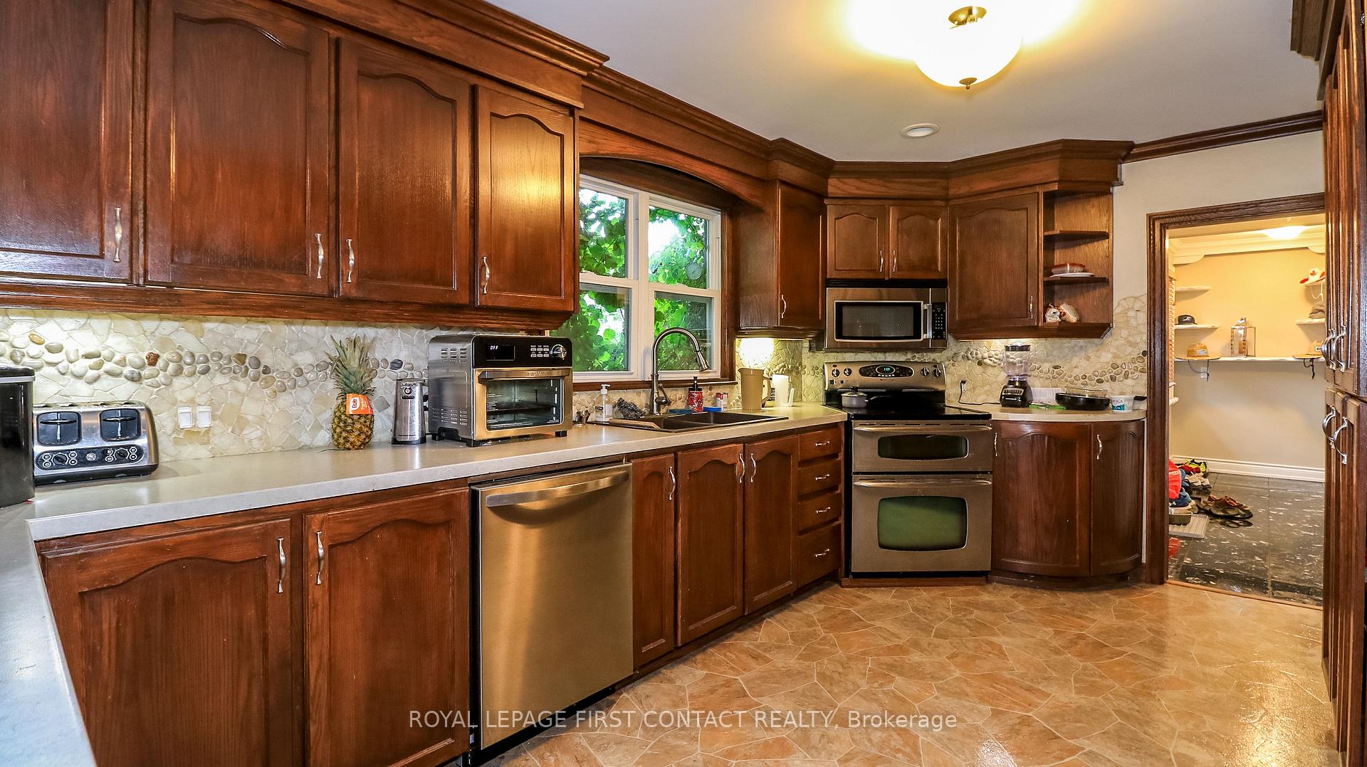 Photo 15 of 523 Lake Drive E, Georgina, Historic Lakeshore Communities — HOMEH