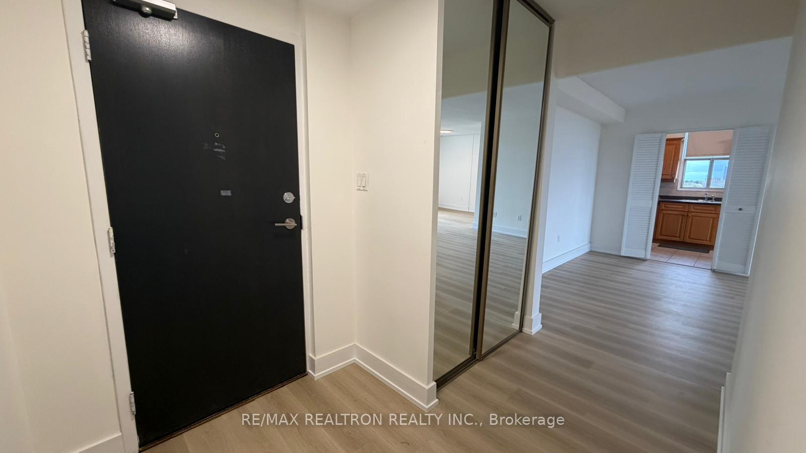 Photo 5 of Unit 903, 15 Vicora Linkway, Toronto, Flemingdon Park — HOMEH