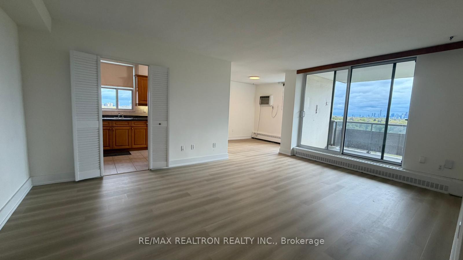 Photo 6 of Unit 903, 15 Vicora Linkway, Toronto, Flemingdon Park — HOMEH