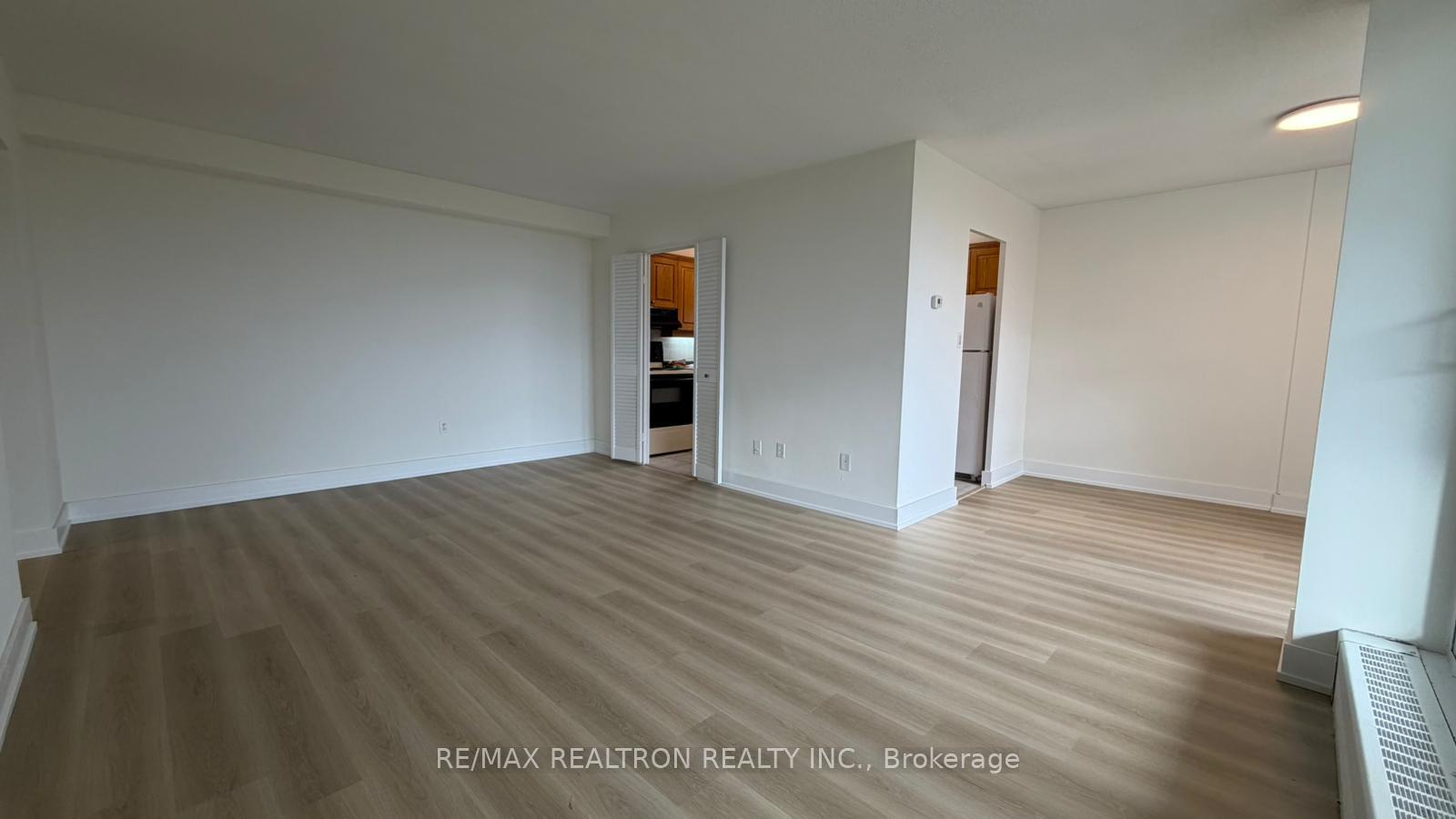 Photo 7 of Unit 903, 15 Vicora Linkway, Toronto, Flemingdon Park — HOMEH