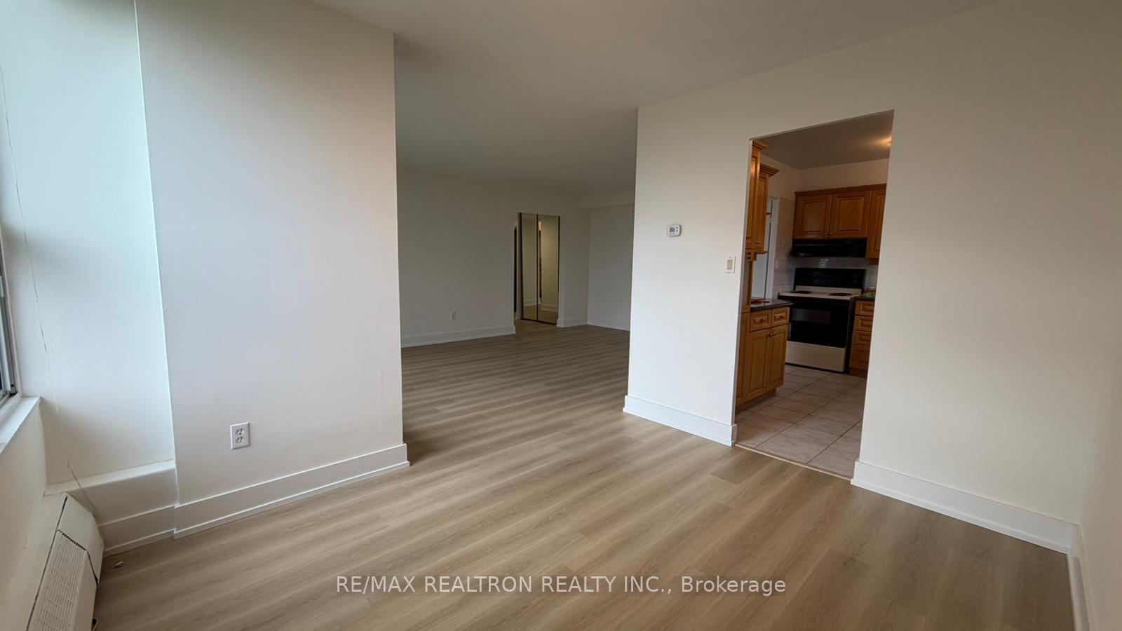 Photo 8 of Unit 903, 15 Vicora Linkway, Toronto, Flemingdon Park — HOMEH