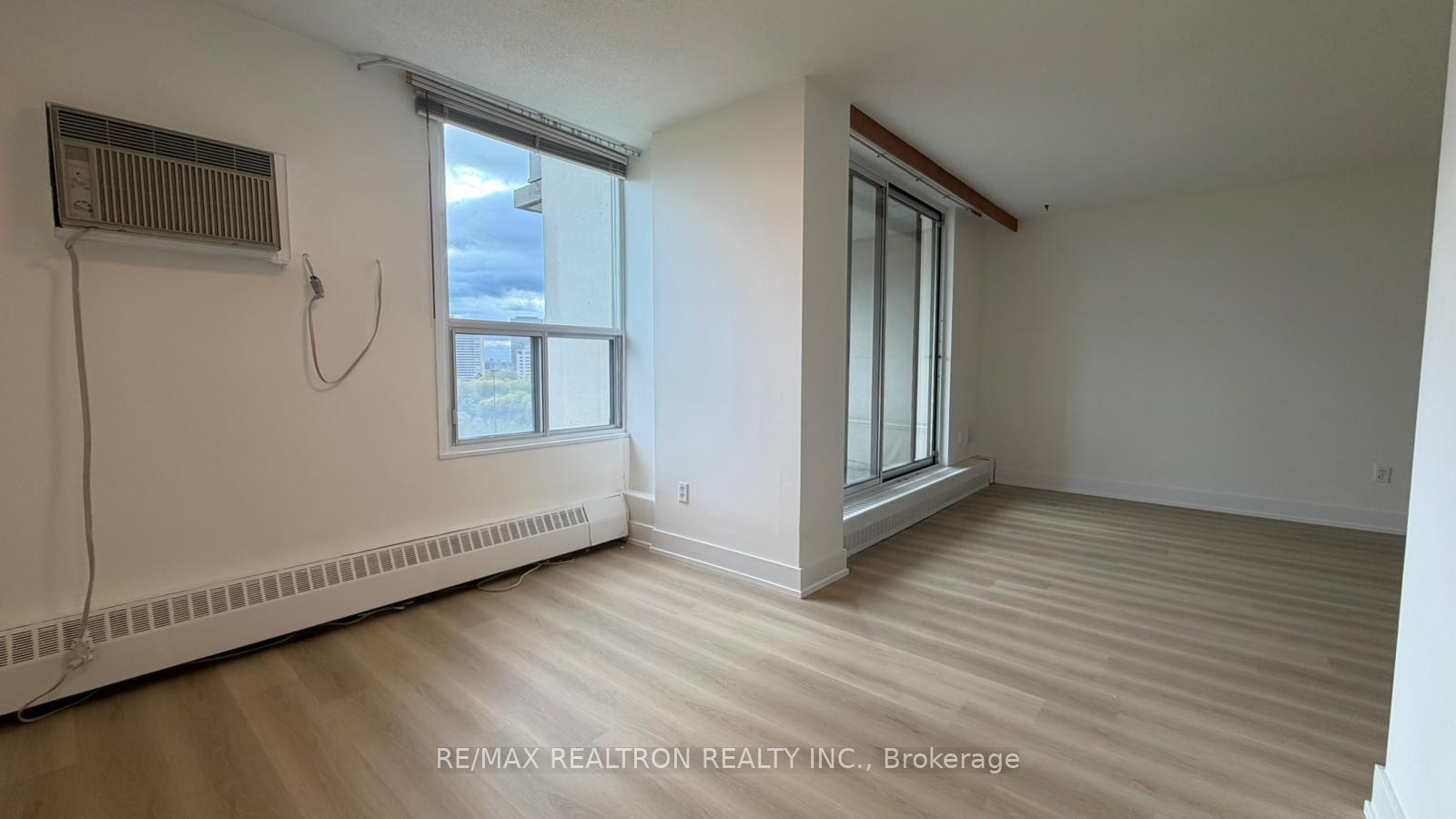 Photo 9 of Unit 903, 15 Vicora Linkway, Toronto, Flemingdon Park — HOMEH