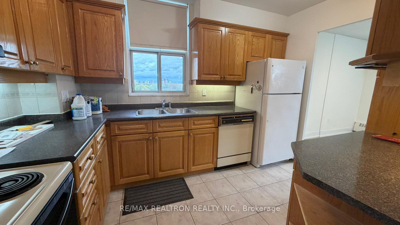 Photo 11 of Unit 903, 15 Vicora Linkway, Toronto, Flemingdon Park — HOMEH