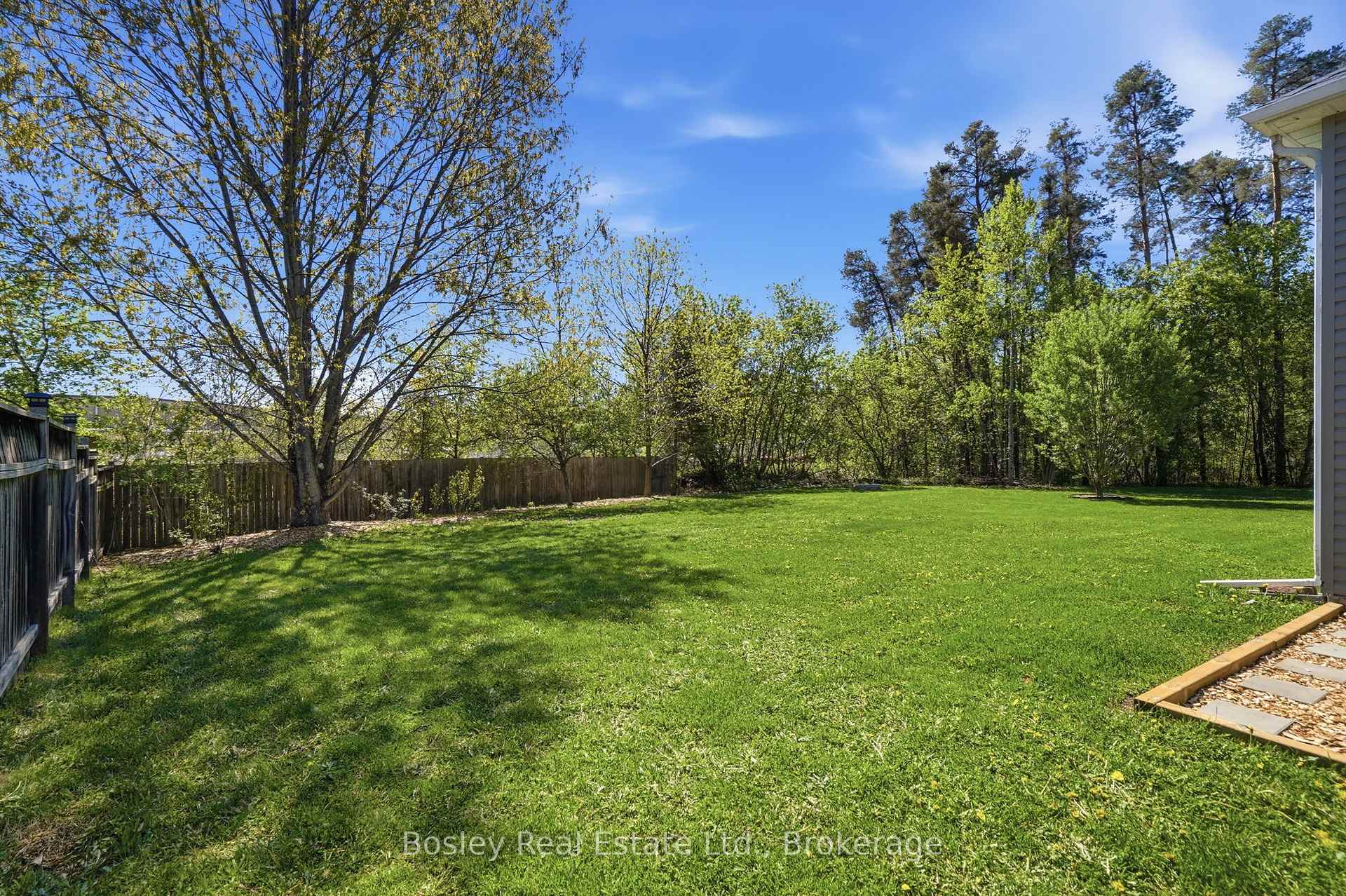 Photo 32 of 208 Lamont Court, Clearview, Stayner — HOMEH