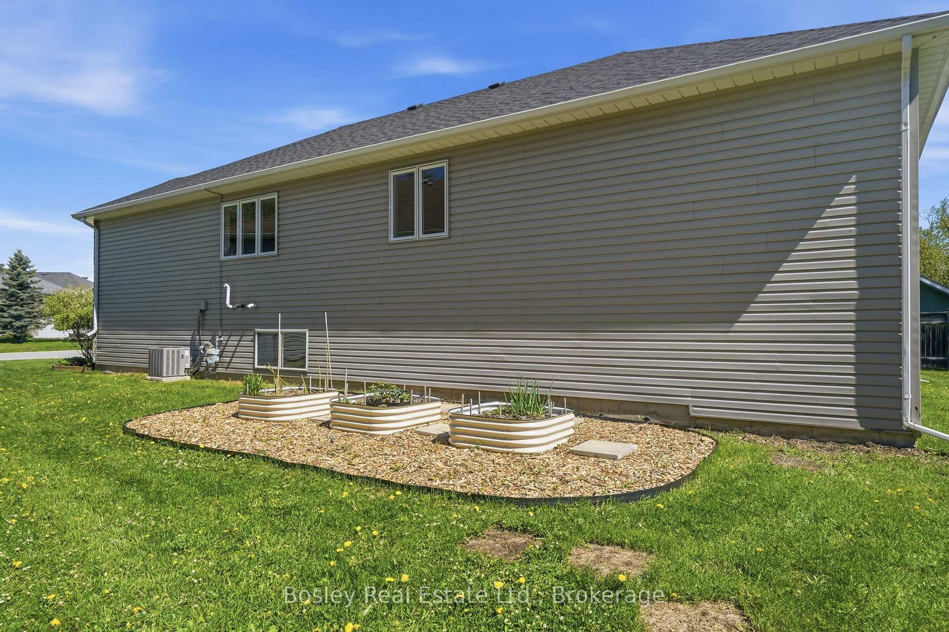 Photo 36 of 208 Lamont Court, Clearview, Stayner — HOMEH