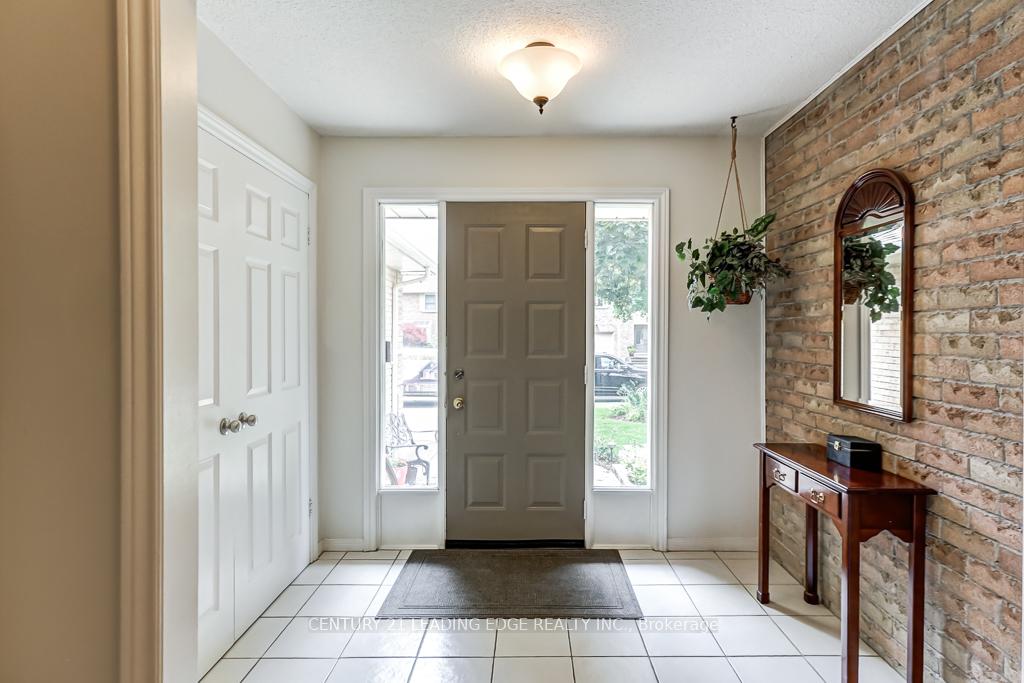 Photo 5 of 128 Reeve Drive, Markham, Markham Village — HOMEH