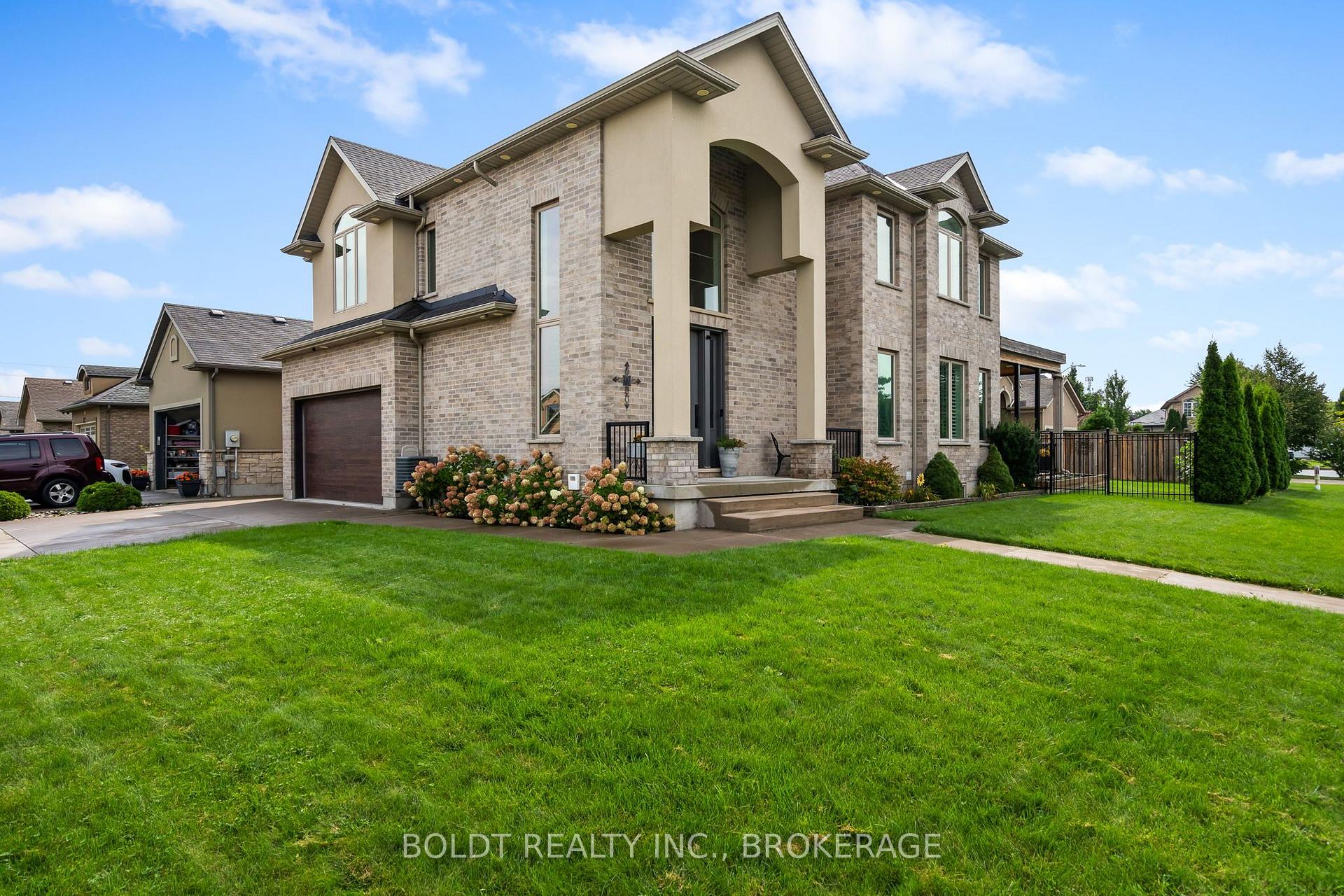 Photo 2 of 90 Videl Crescent N, St. Catharines, Grapeview — HOMEH