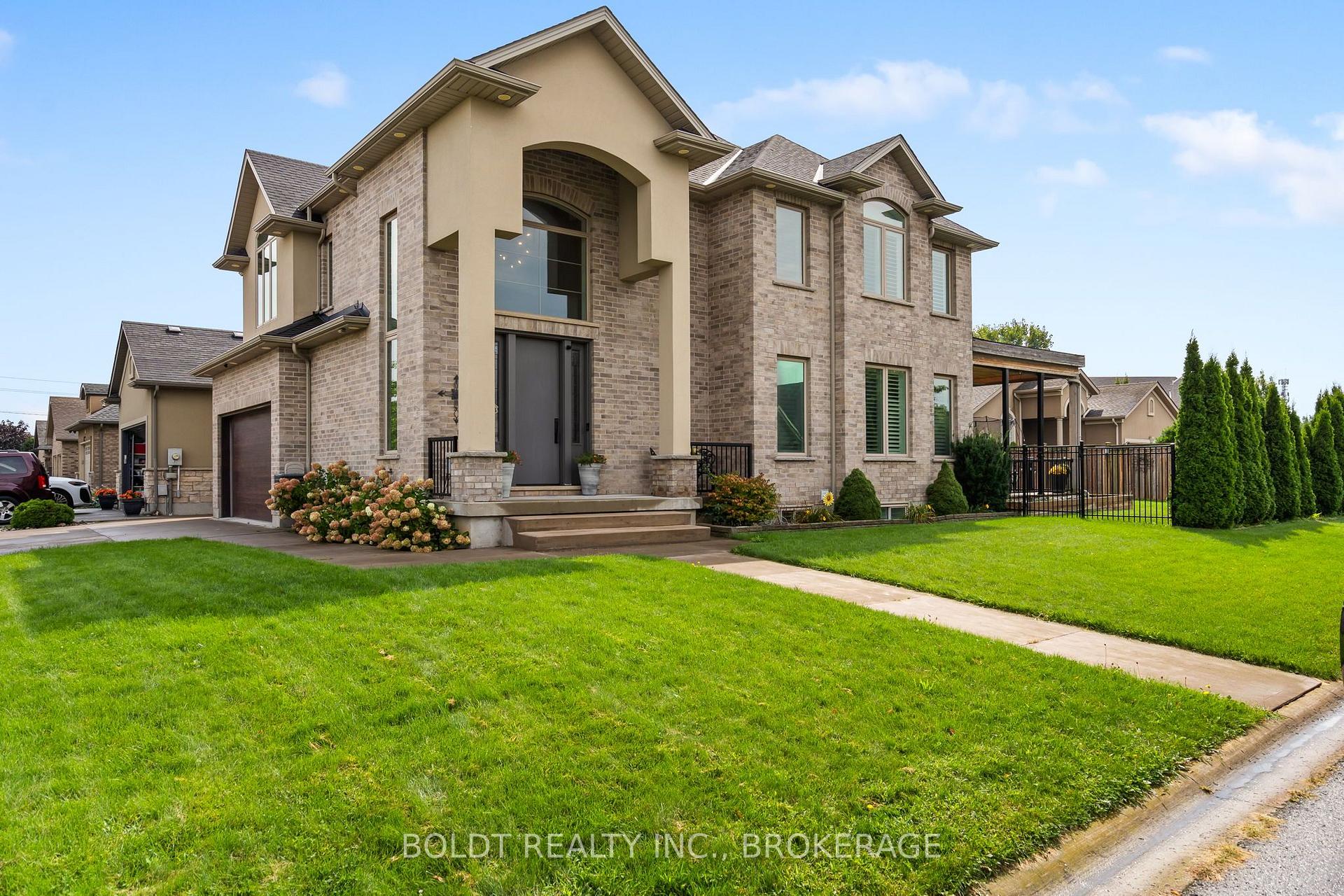 Photo 3 of 90 Videl Crescent N, St. Catharines, Grapeview — HOMEH