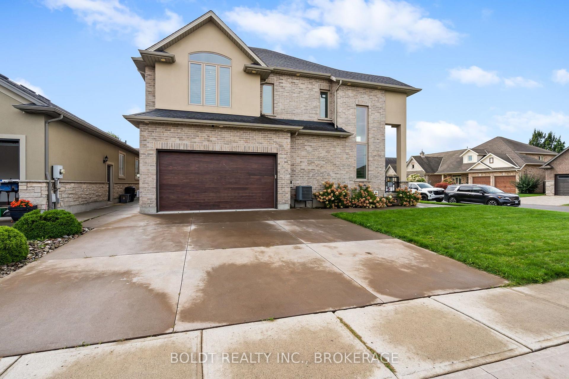 Photo 4 of 90 Videl Crescent N, St. Catharines, Grapeview — HOMEH