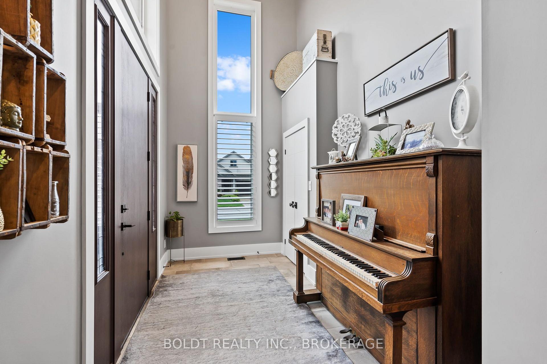 Photo 5 of 90 Videl Crescent N, St. Catharines, Grapeview — HOMEH