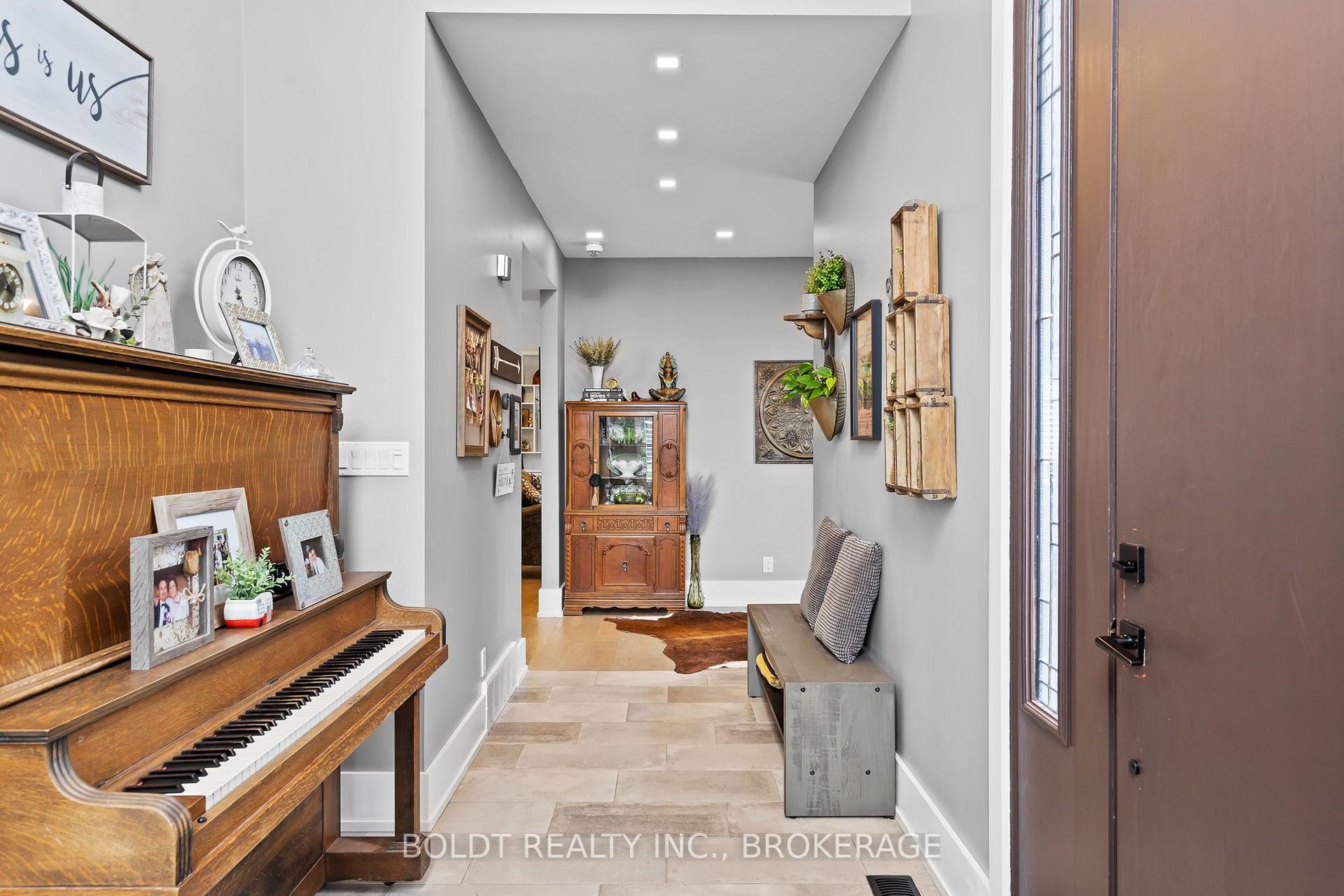 Photo 6 of 90 Videl Crescent N, St. Catharines, Grapeview — HOMEH