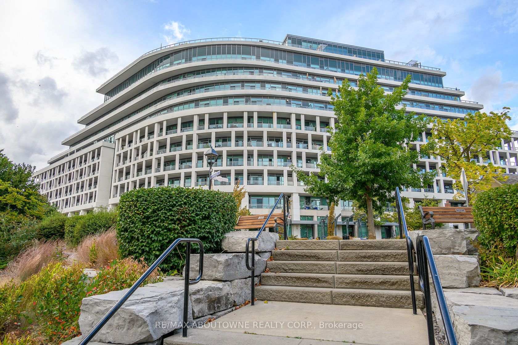 Photo 1 of Unit 815, 11 Bronte Road, Oakville, Bronte — HOMEH