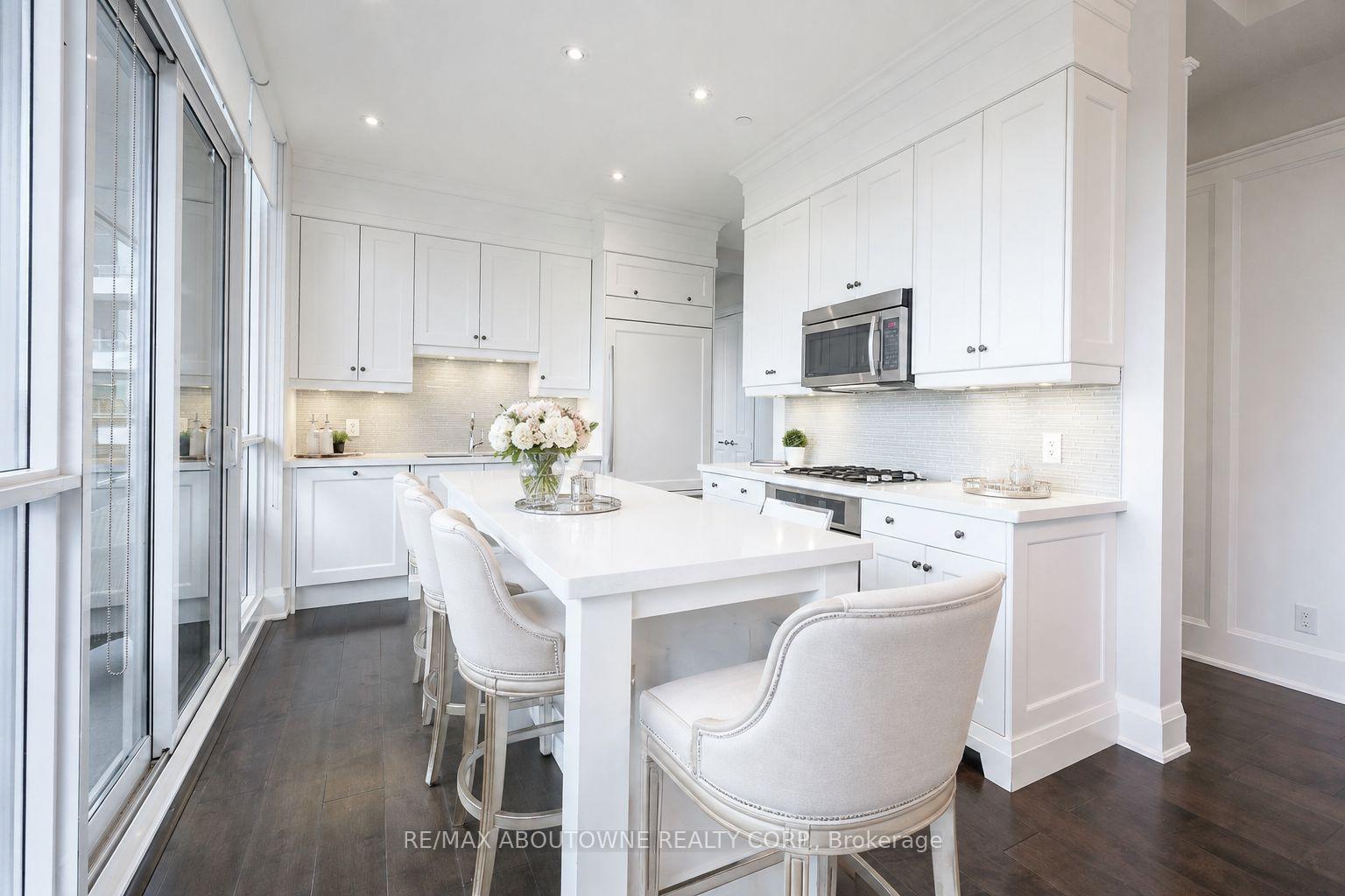 Photo 6 of Unit 815, 11 Bronte Road, Oakville, Bronte — HOMEH