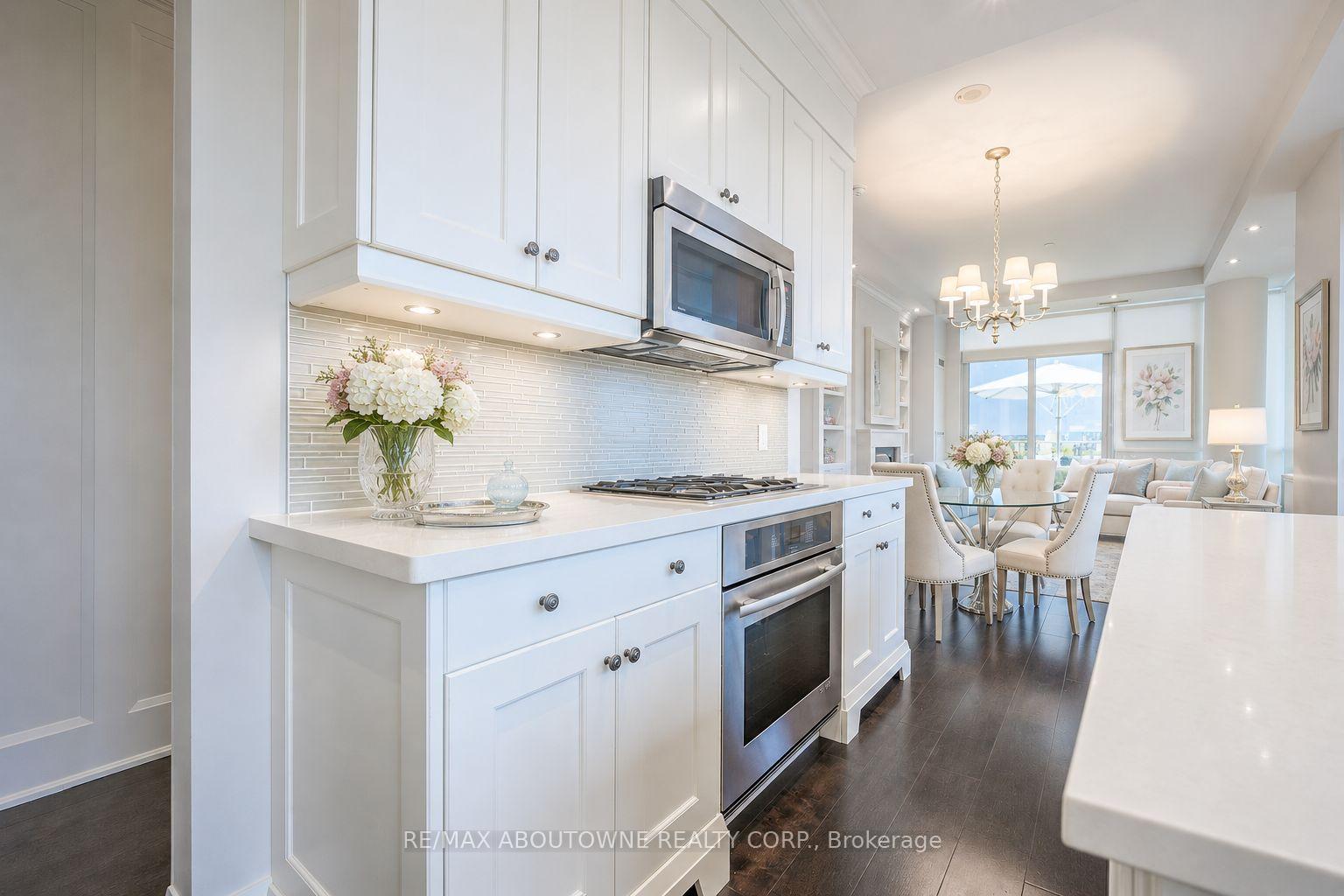 Photo 5 of Unit 815, 11 Bronte Road, Oakville, Bronte — HOMEH