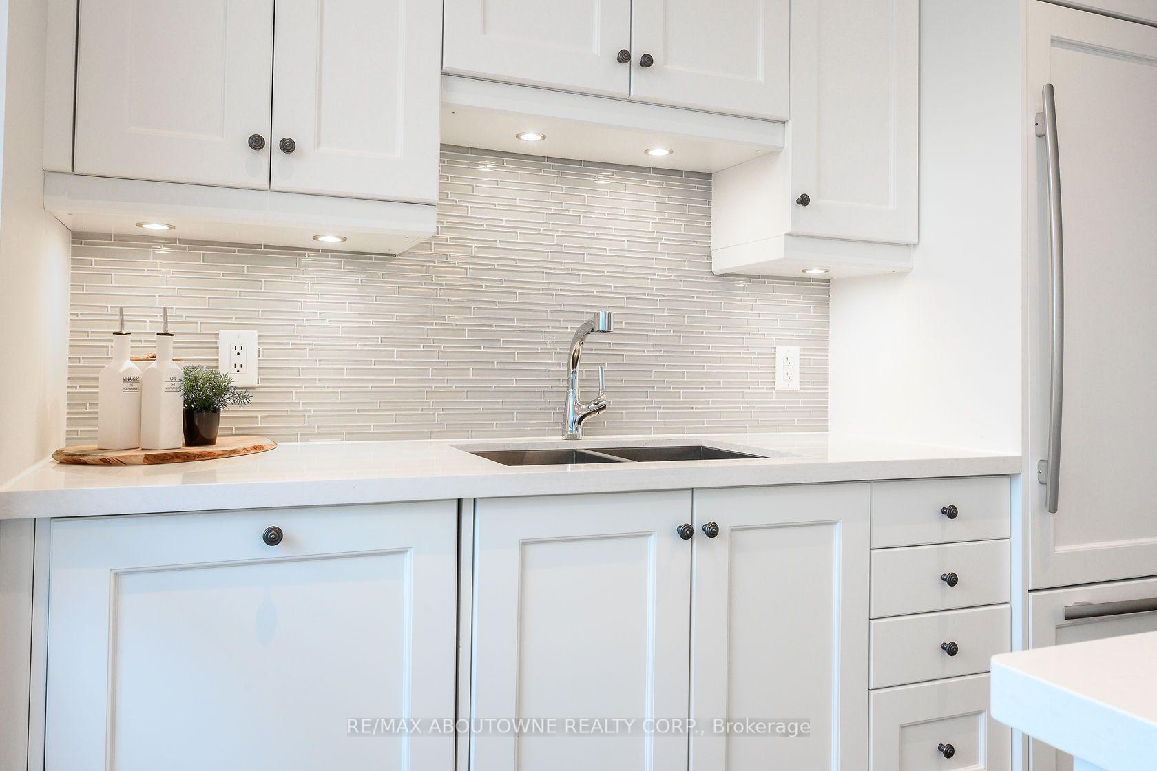 Photo 9 of Unit 815, 11 Bronte Road, Oakville, Bronte — HOMEH