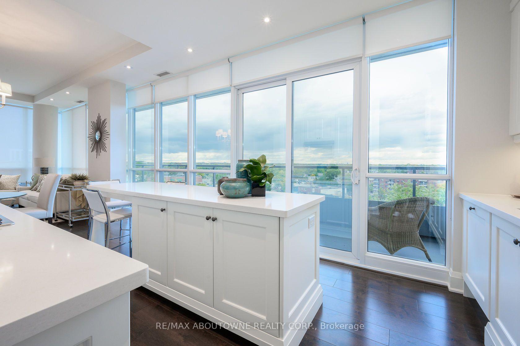 Photo 8 of Unit 815, 11 Bronte Road, Oakville, Bronte — HOMEH