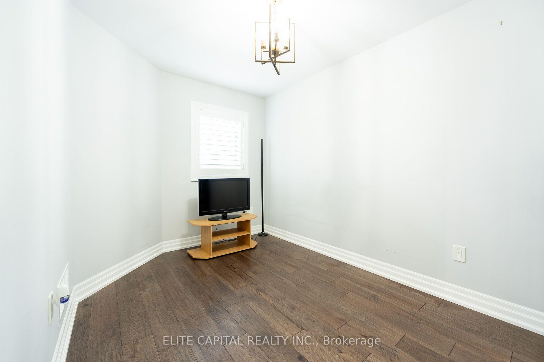 Photo 12 of 405 King Street E, East Gwillimbury, Mt Albert — HOMEH