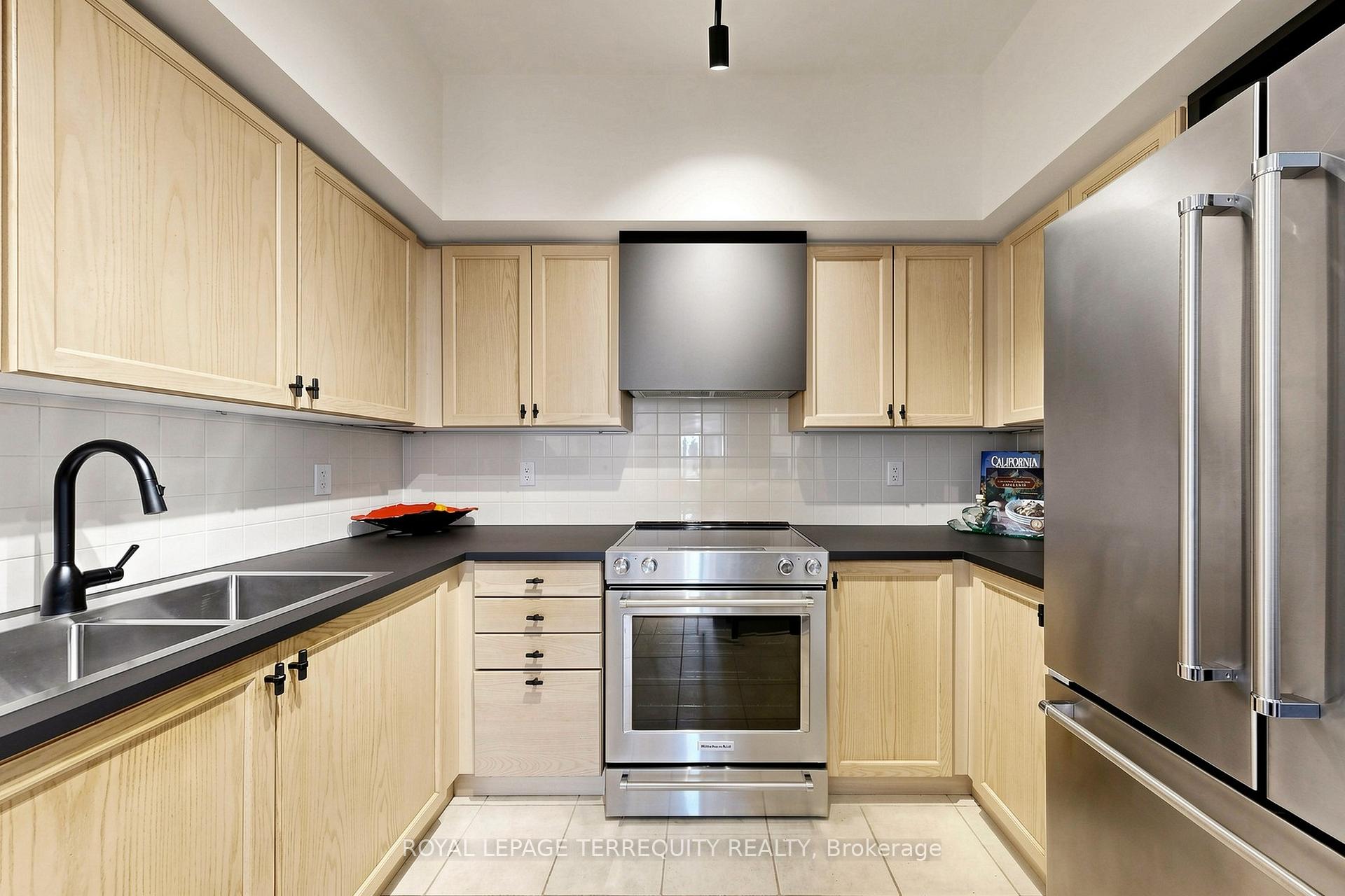 Photo 11 of Unit LPH 1, 2 Clairtrell Road, North York, Willowdale East — HOMEH