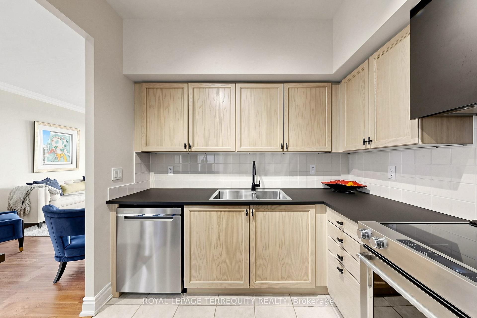 Photo 12 of Unit LPH 1, 2 Clairtrell Road, North York, Willowdale East — HOMEH