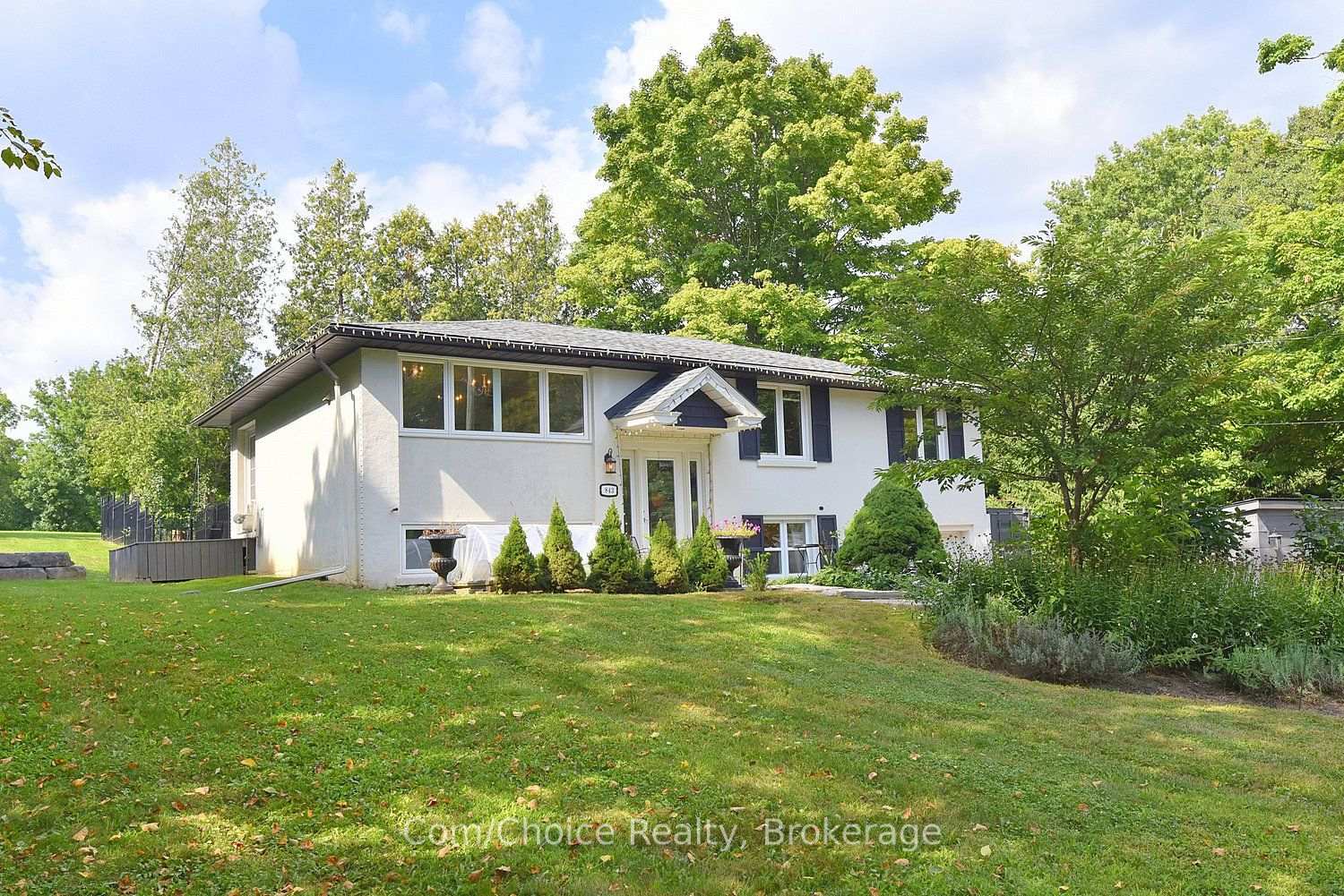 Photo 2 of 843 Governors Road, Hamilton, Rural Dundas — HOMEH